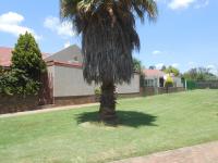 Front View of property in Glen Marais