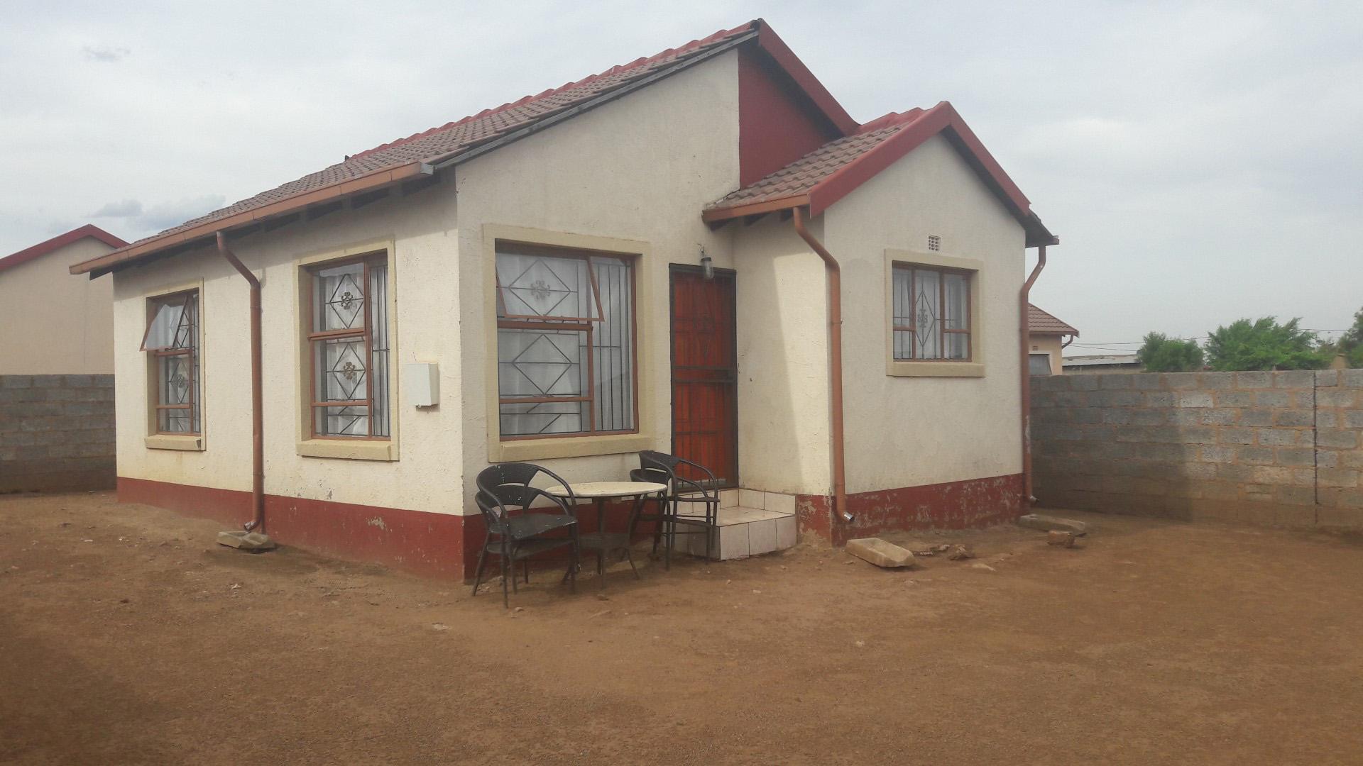 Front View of property in Roodekop