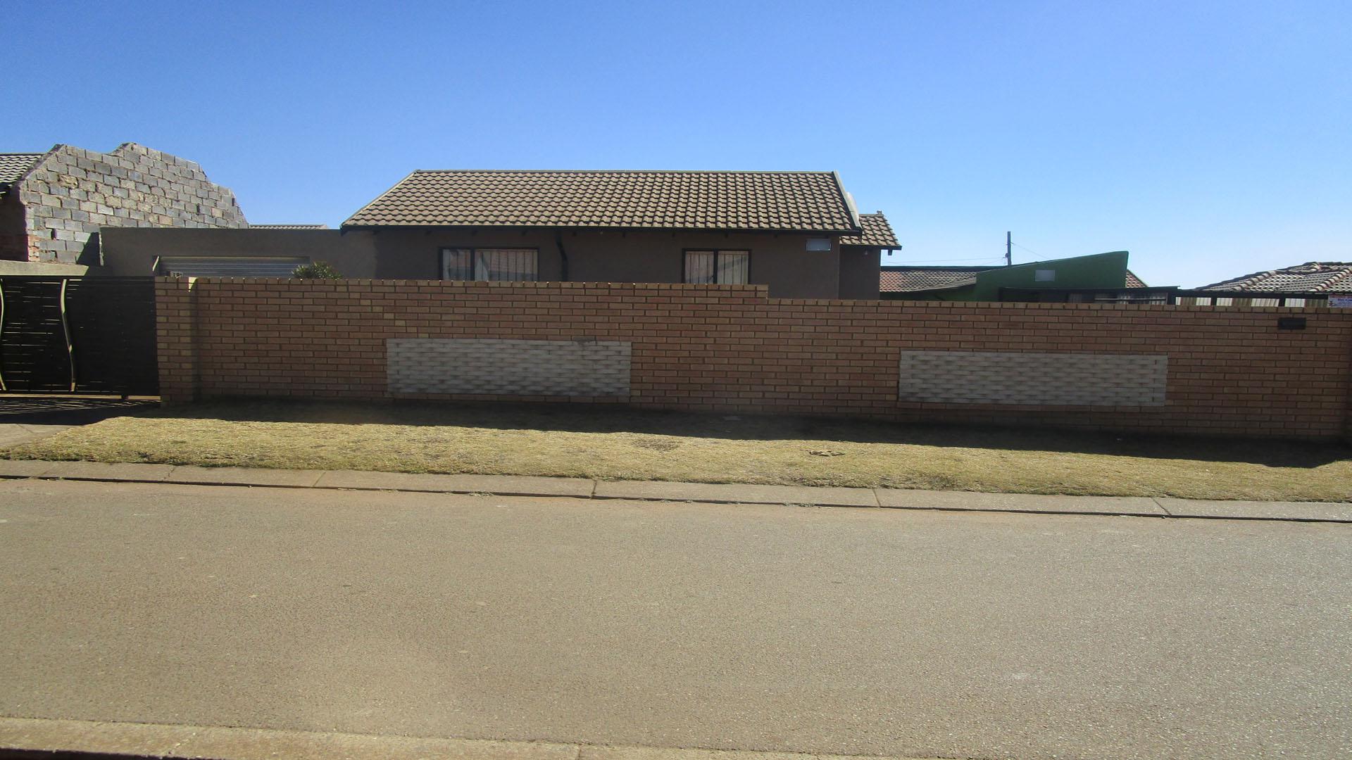 Front View of property in Protea Glen