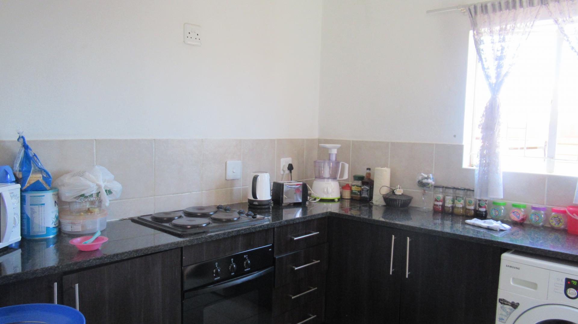 Kitchen - 10 square meters of property in Zandspruit