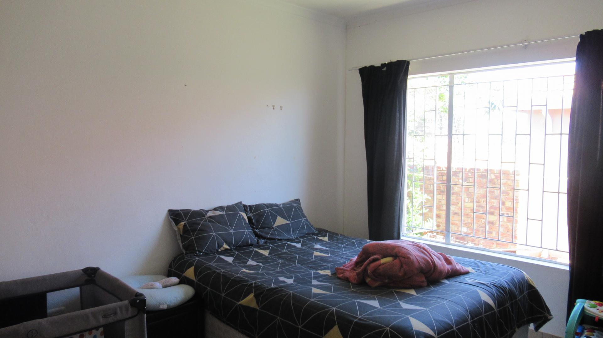 Main Bedroom - 18 square meters of property in Zandspruit