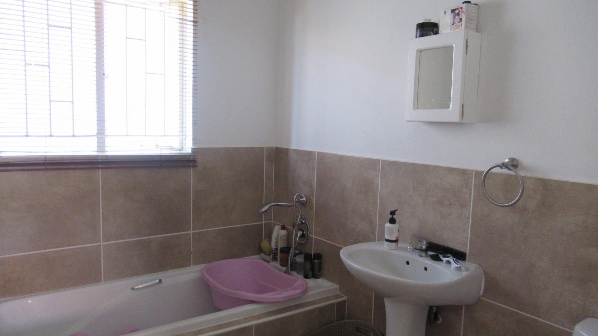 Main Bathroom - 7 square meters of property in Zandspruit