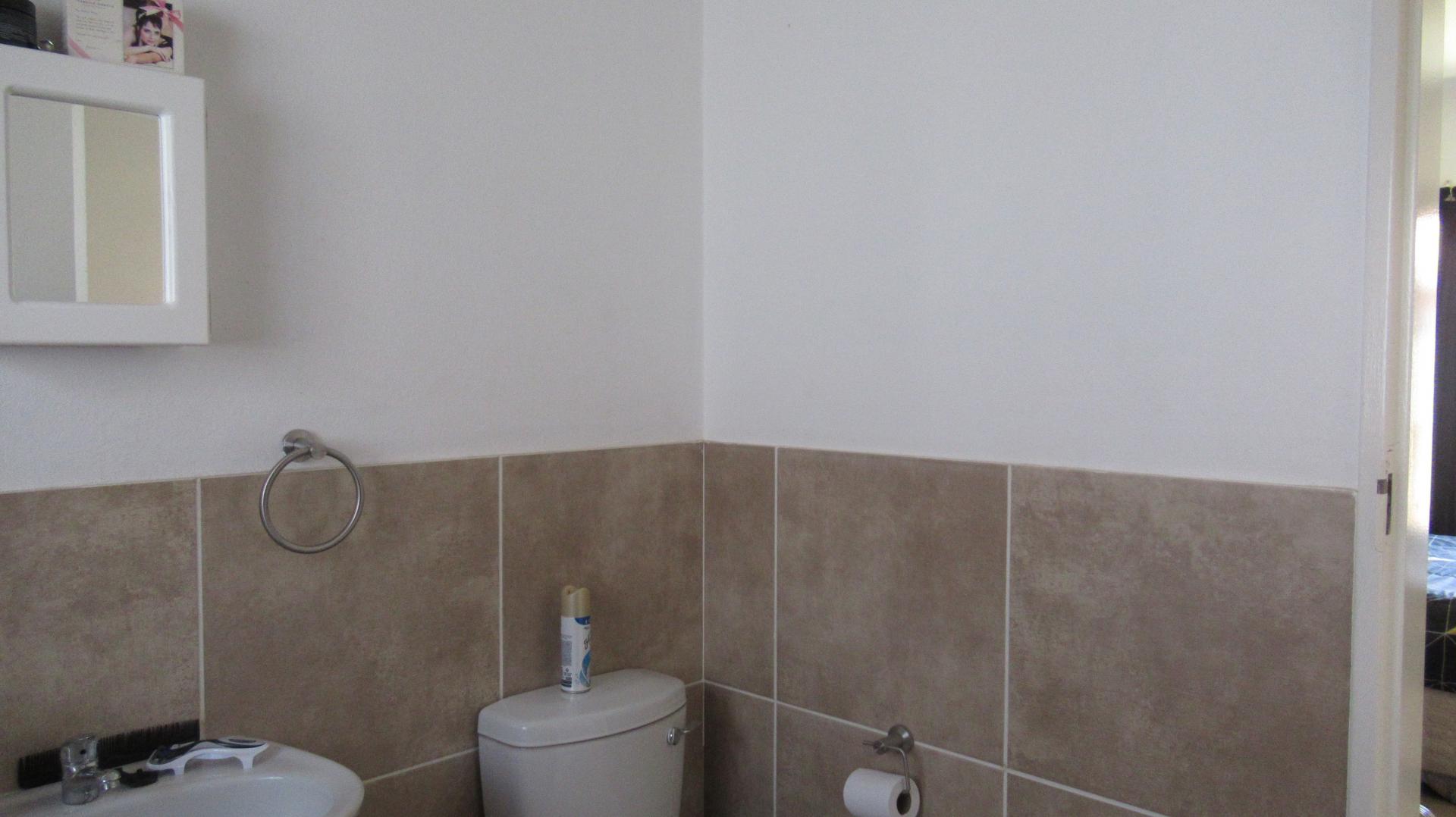 Main Bathroom - 7 square meters of property in Zandspruit