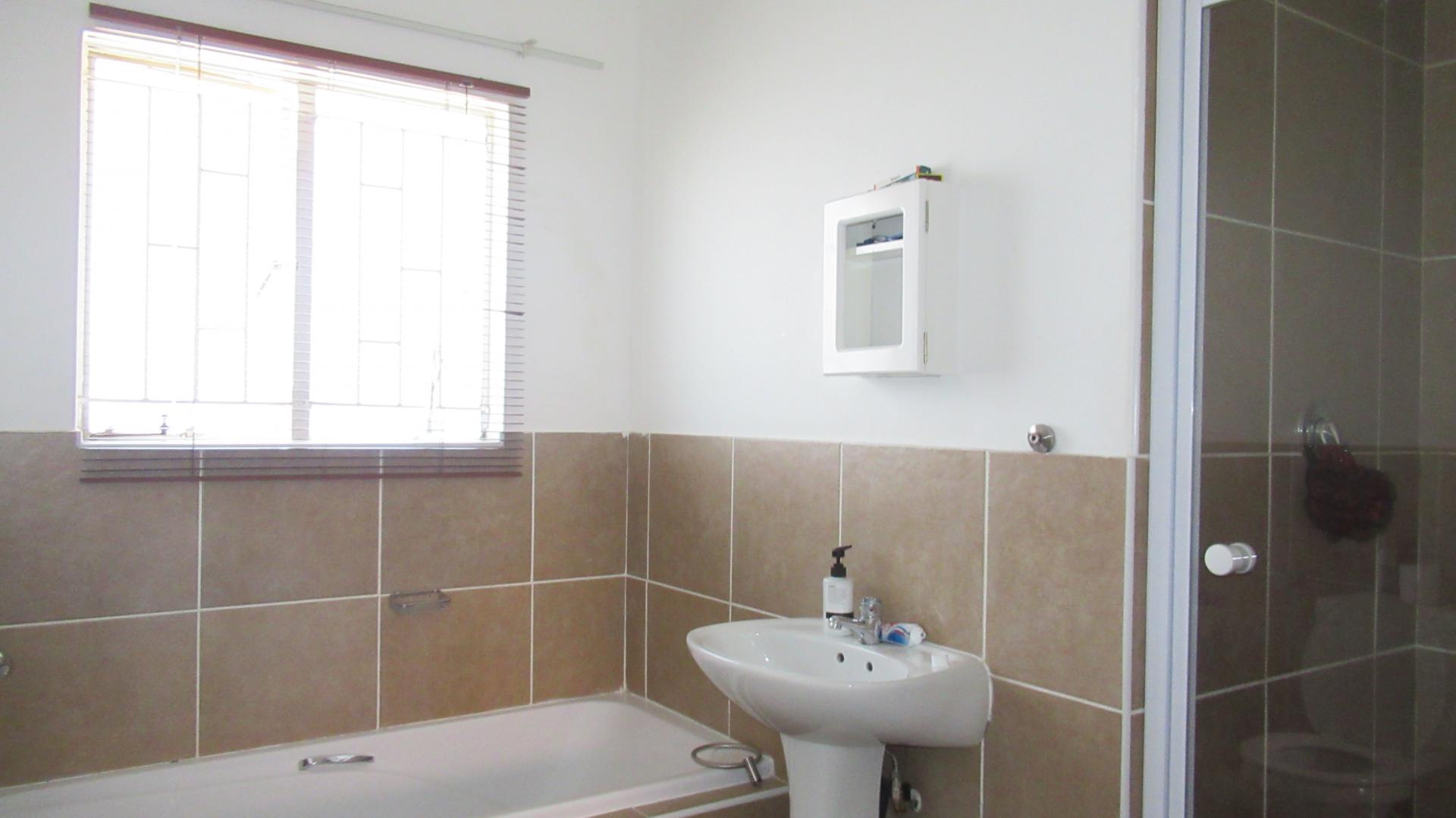 Bathroom 1 - 5 square meters of property in Zandspruit