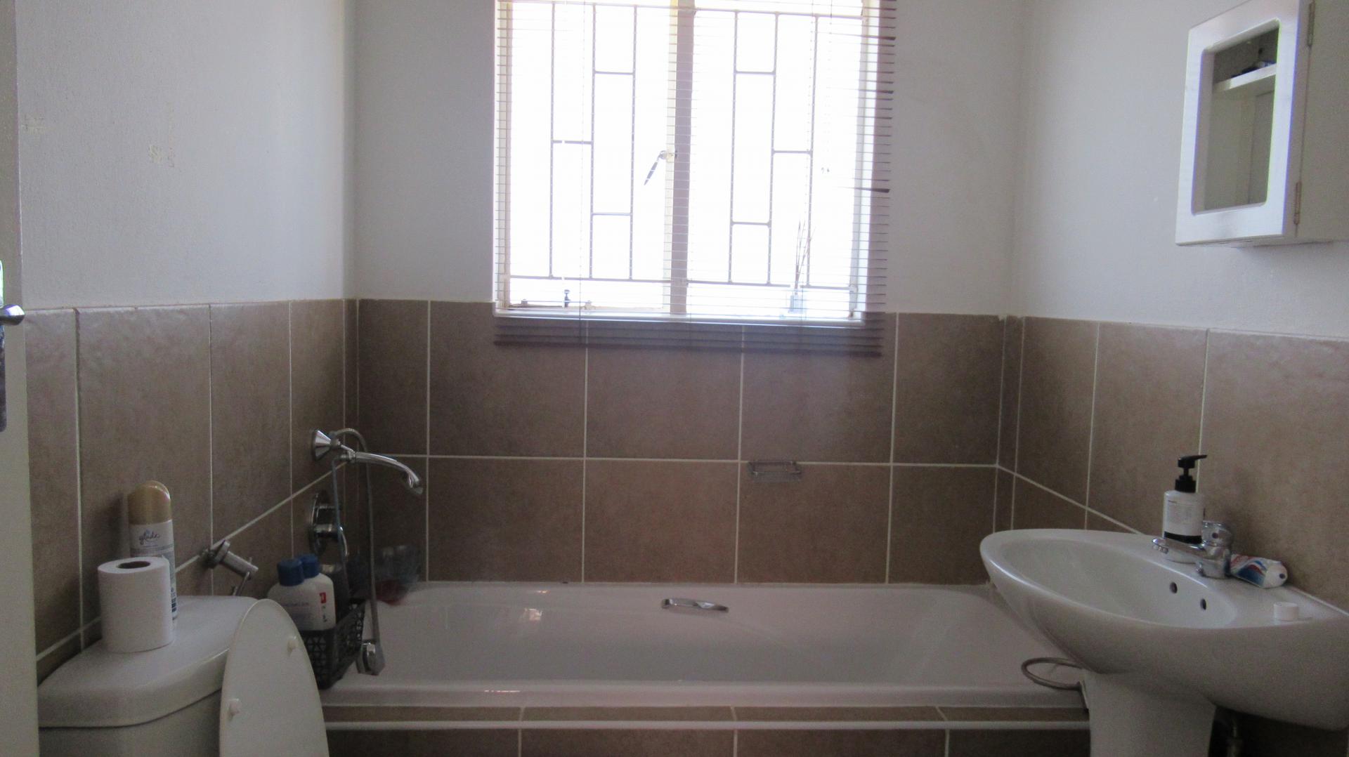 Bathroom 1 - 5 square meters of property in Zandspruit