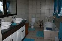 Main Bathroom - 10 square meters of property in Helikon Park
