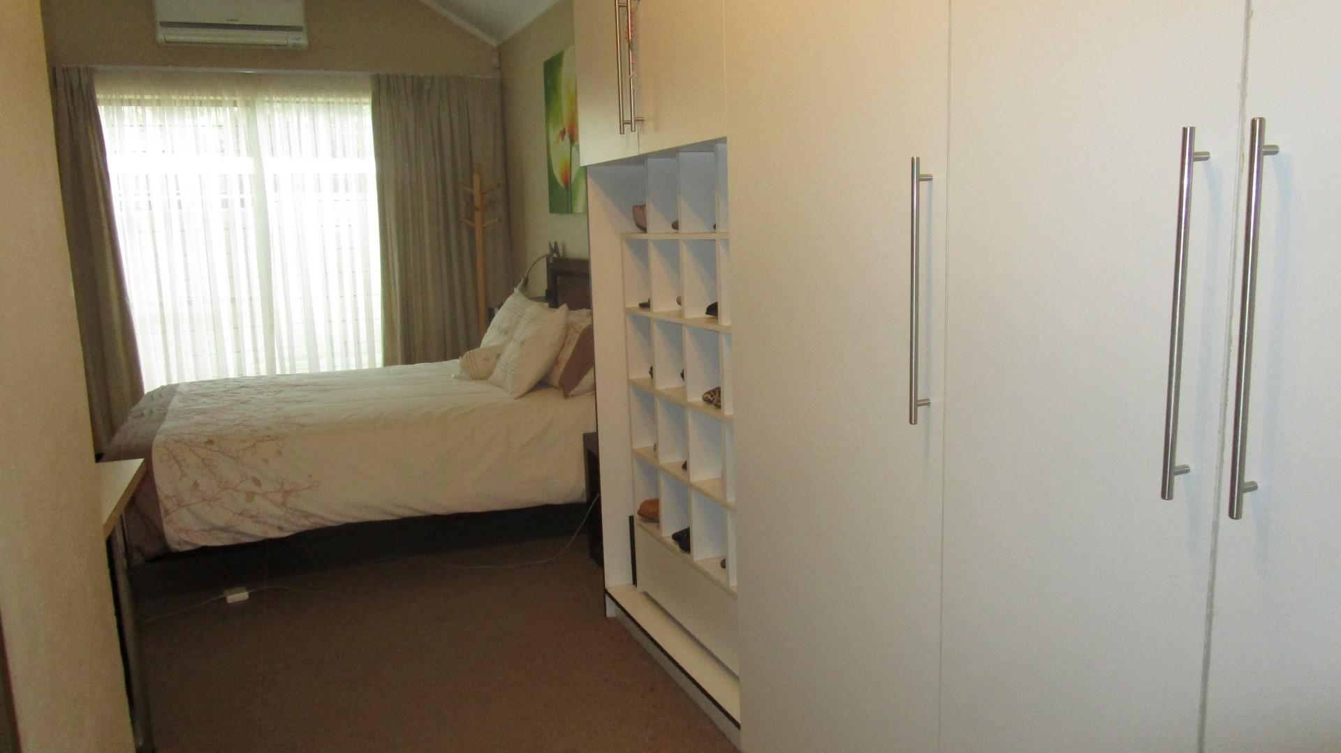 Bed Room 1 - 18 square meters of property in Craighall Park