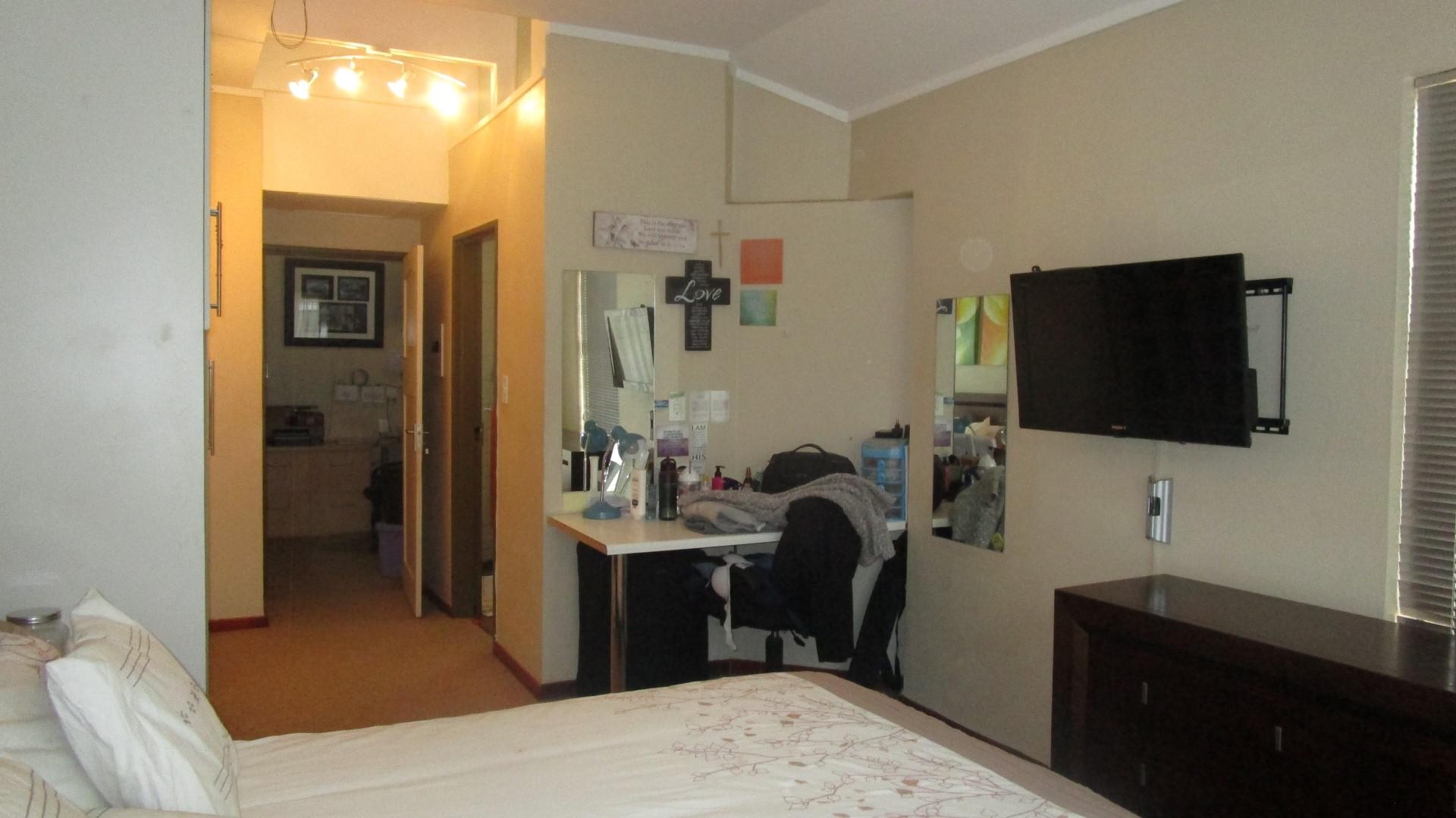 Bed Room 1 - 18 square meters of property in Craighall Park