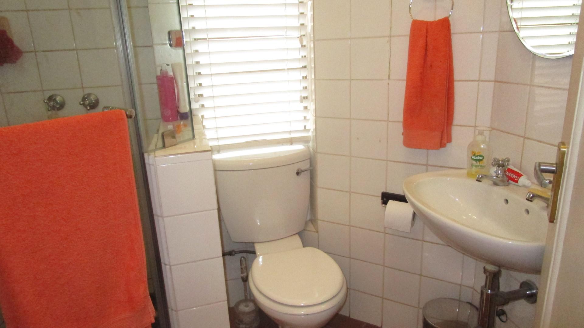 Bathroom 1 - 4 square meters of property in Craighall Park