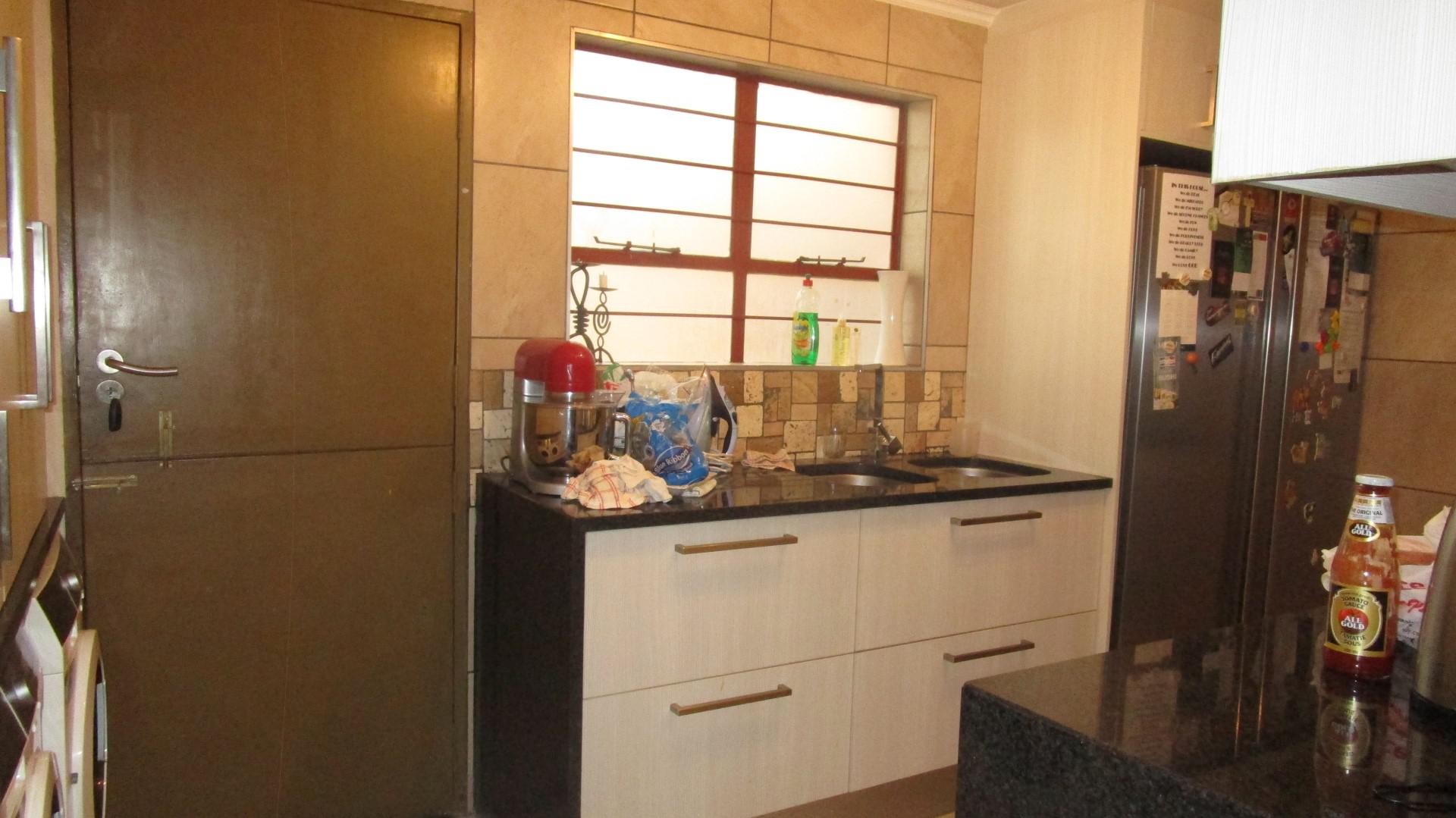 Kitchen - 10 square meters of property in Craighall Park