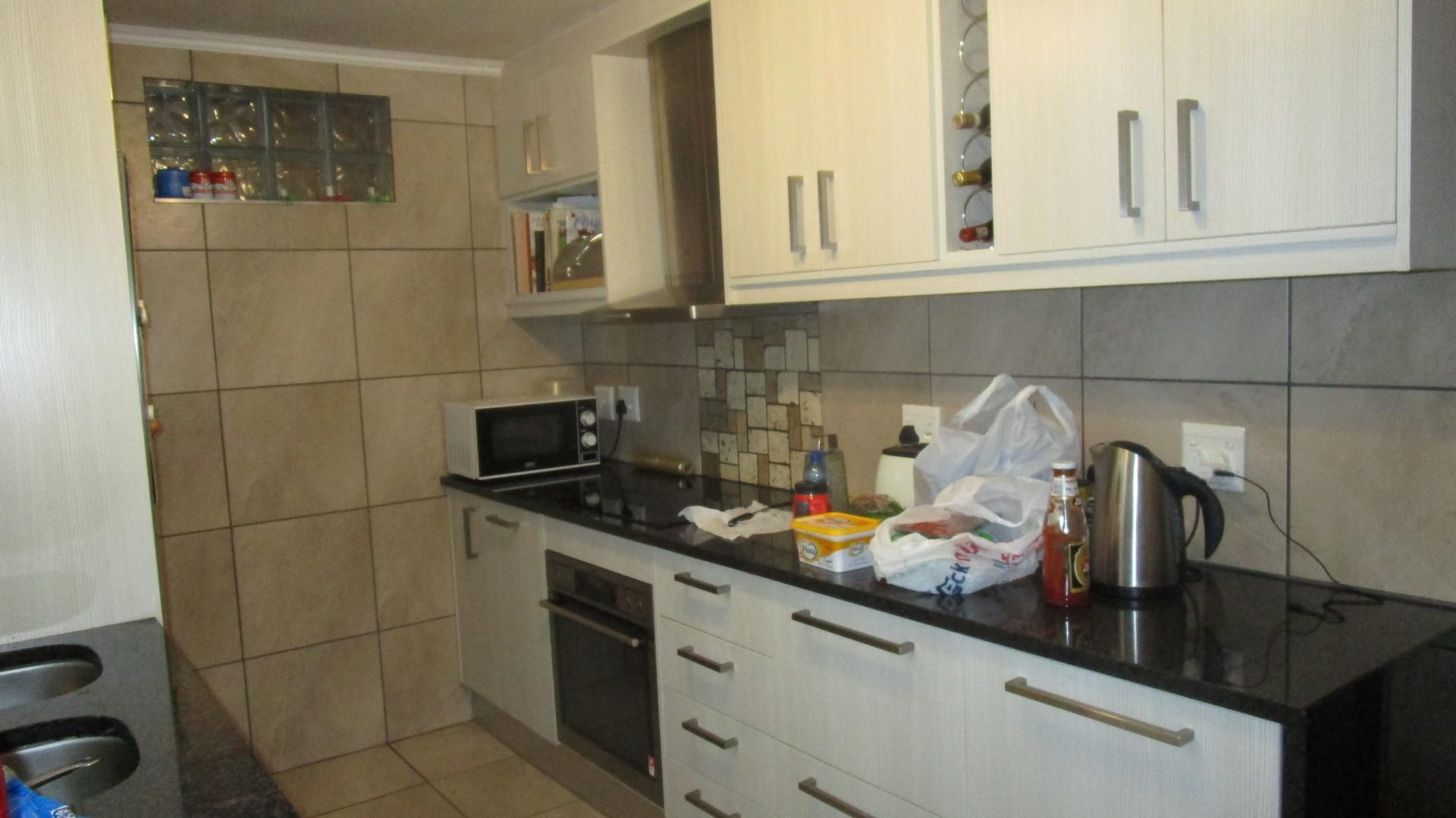 Kitchen - 10 square meters of property in Craighall Park