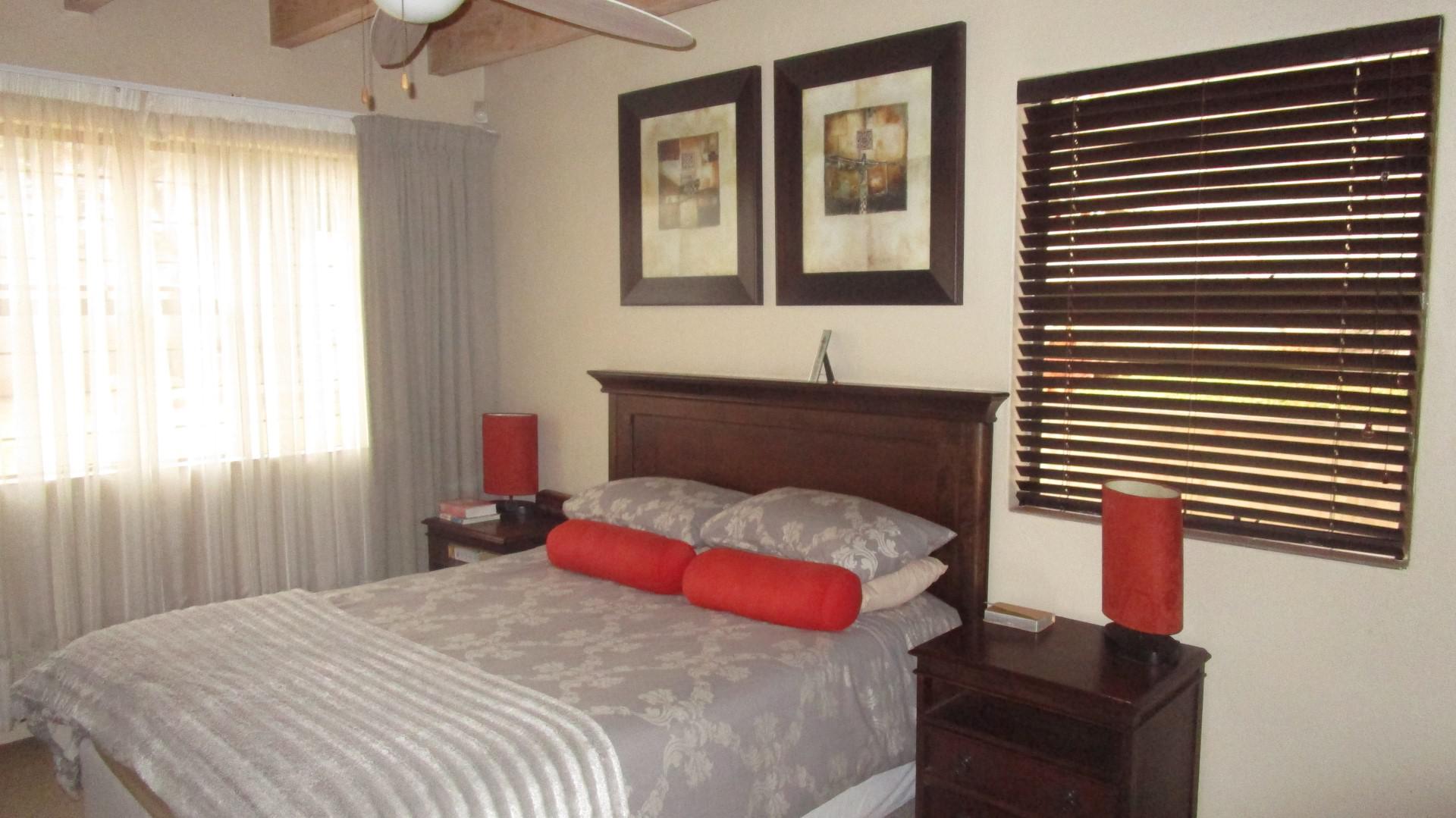 Main Bedroom - 14 square meters of property in Craighall Park