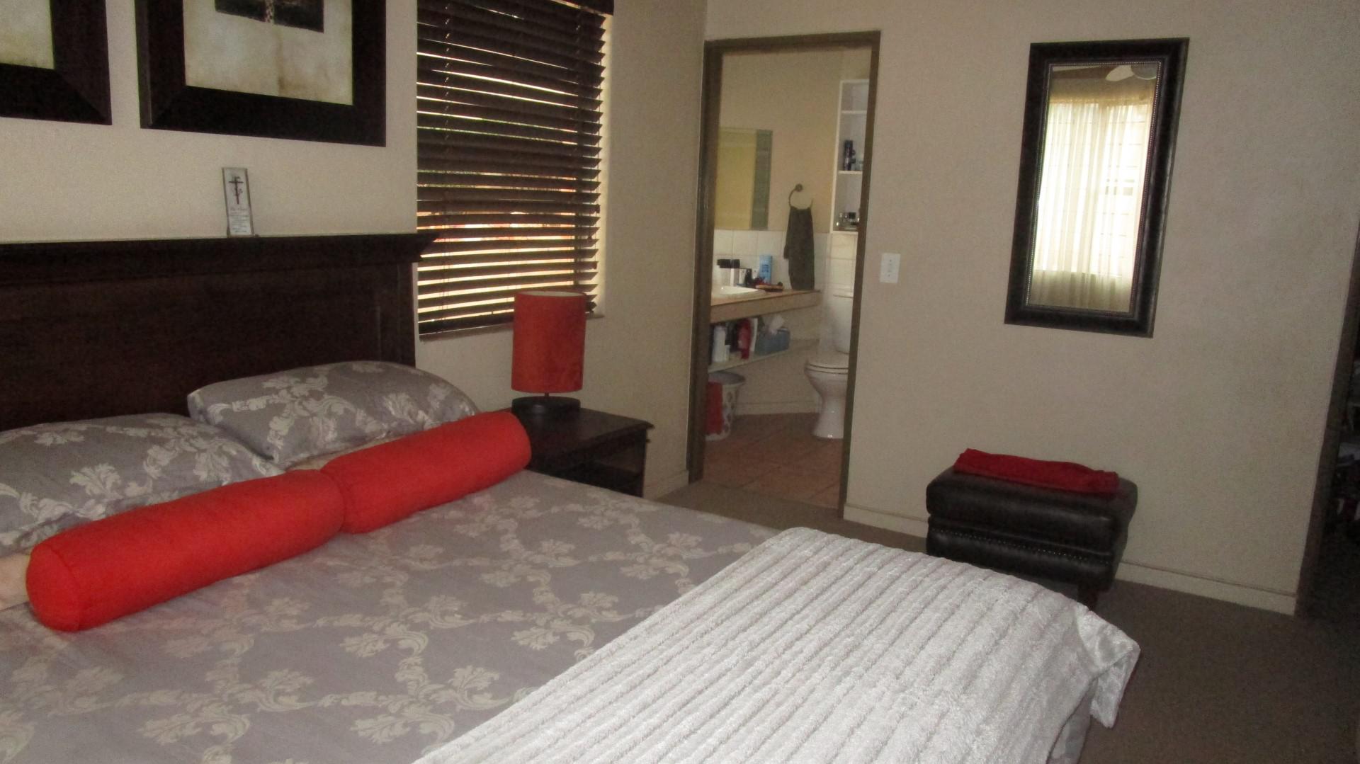Main Bedroom - 14 square meters of property in Craighall Park