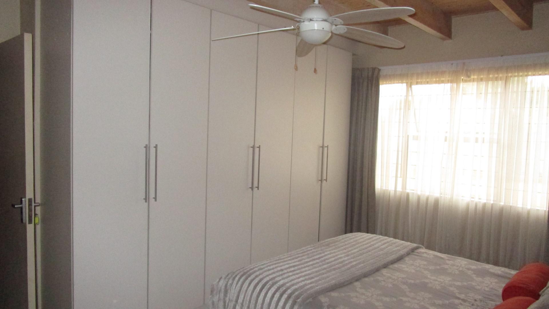 Main Bedroom - 14 square meters of property in Craighall Park
