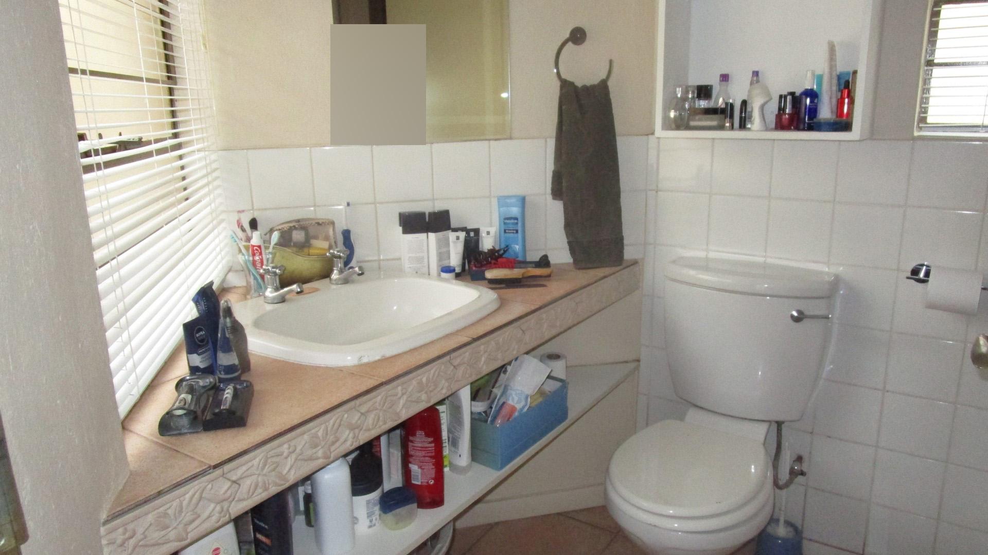 Main Bathroom - 4 square meters of property in Craighall Park