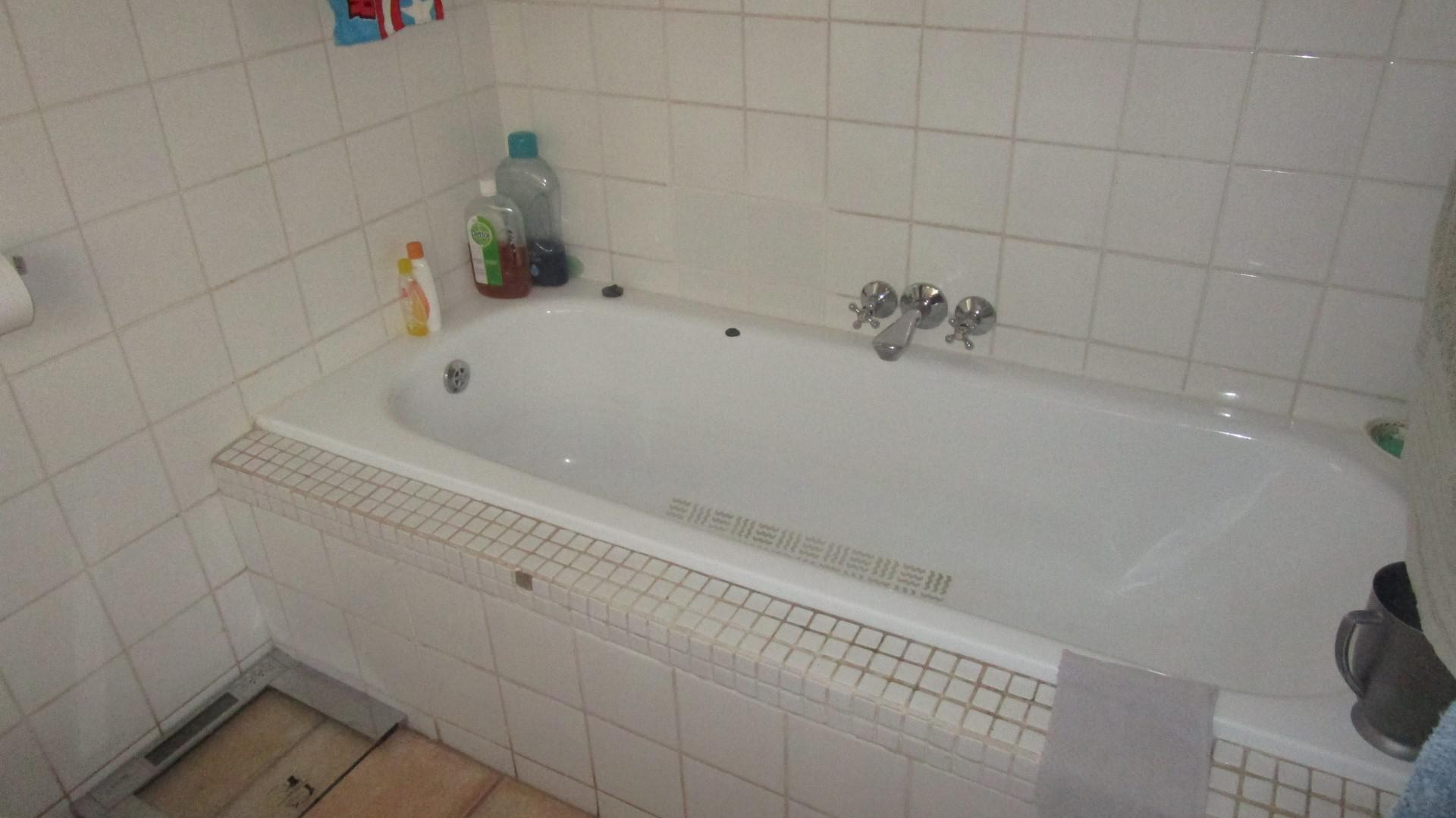 Main Bathroom - 4 square meters of property in Craighall Park