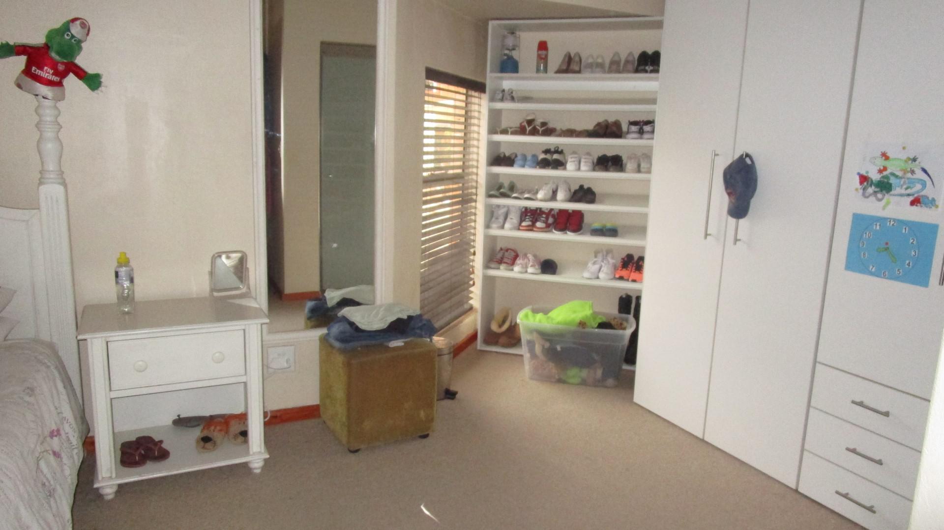 Bed Room 2 - 23 square meters of property in Craighall Park