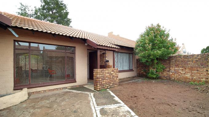 2 Bedroom Sectional Title for Sale For Sale in Middelburg - MP - Private Sale - MR180304