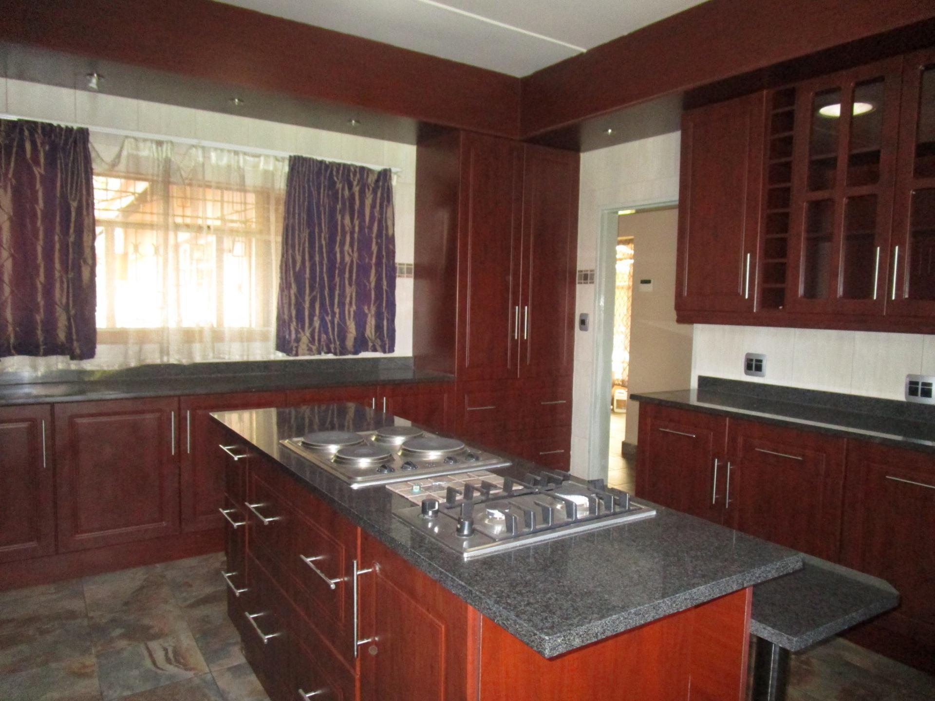 Kitchen - 25 square meters of property in Risiville