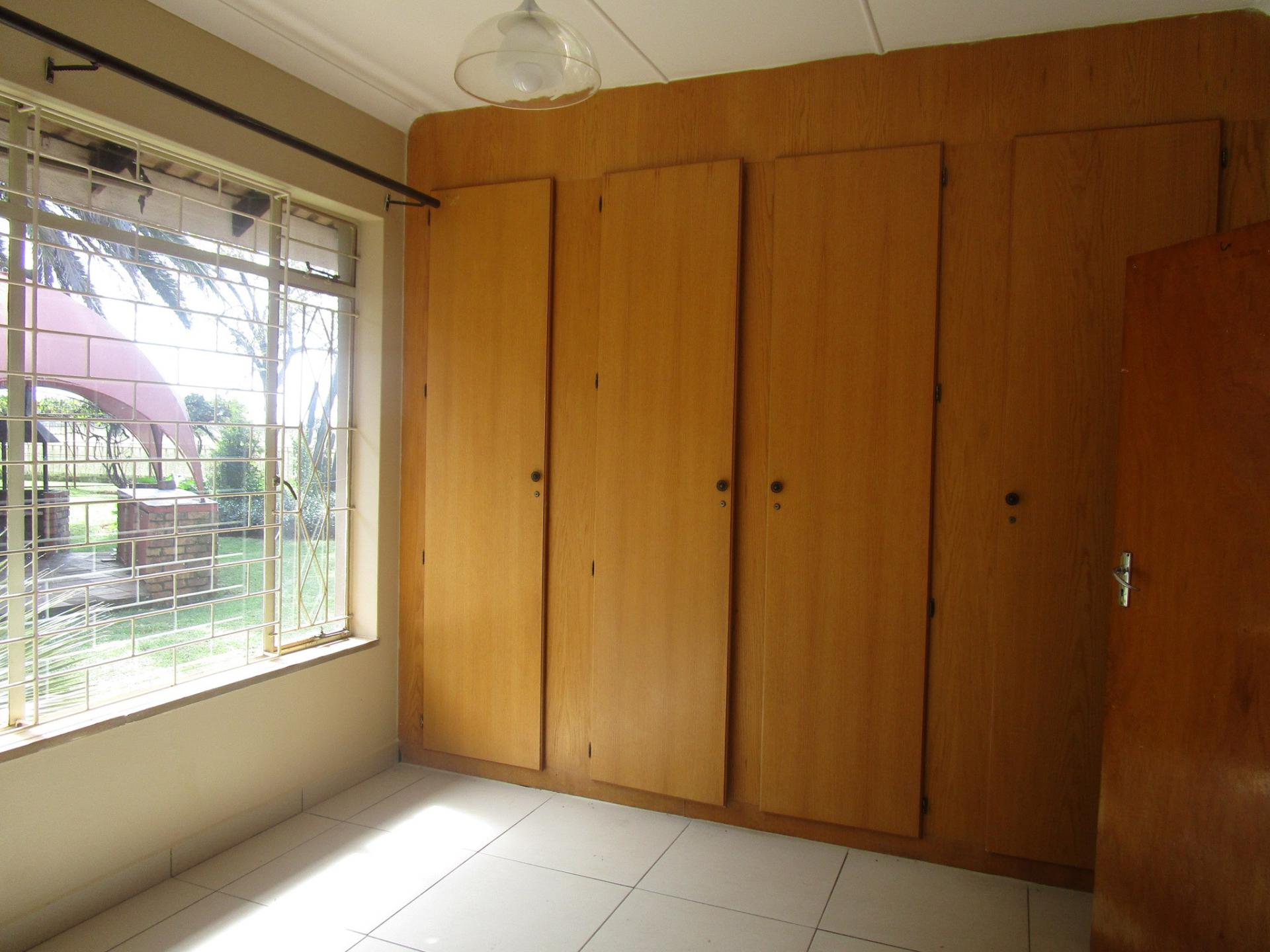Bed Room 1 - 17 square meters of property in Risiville
