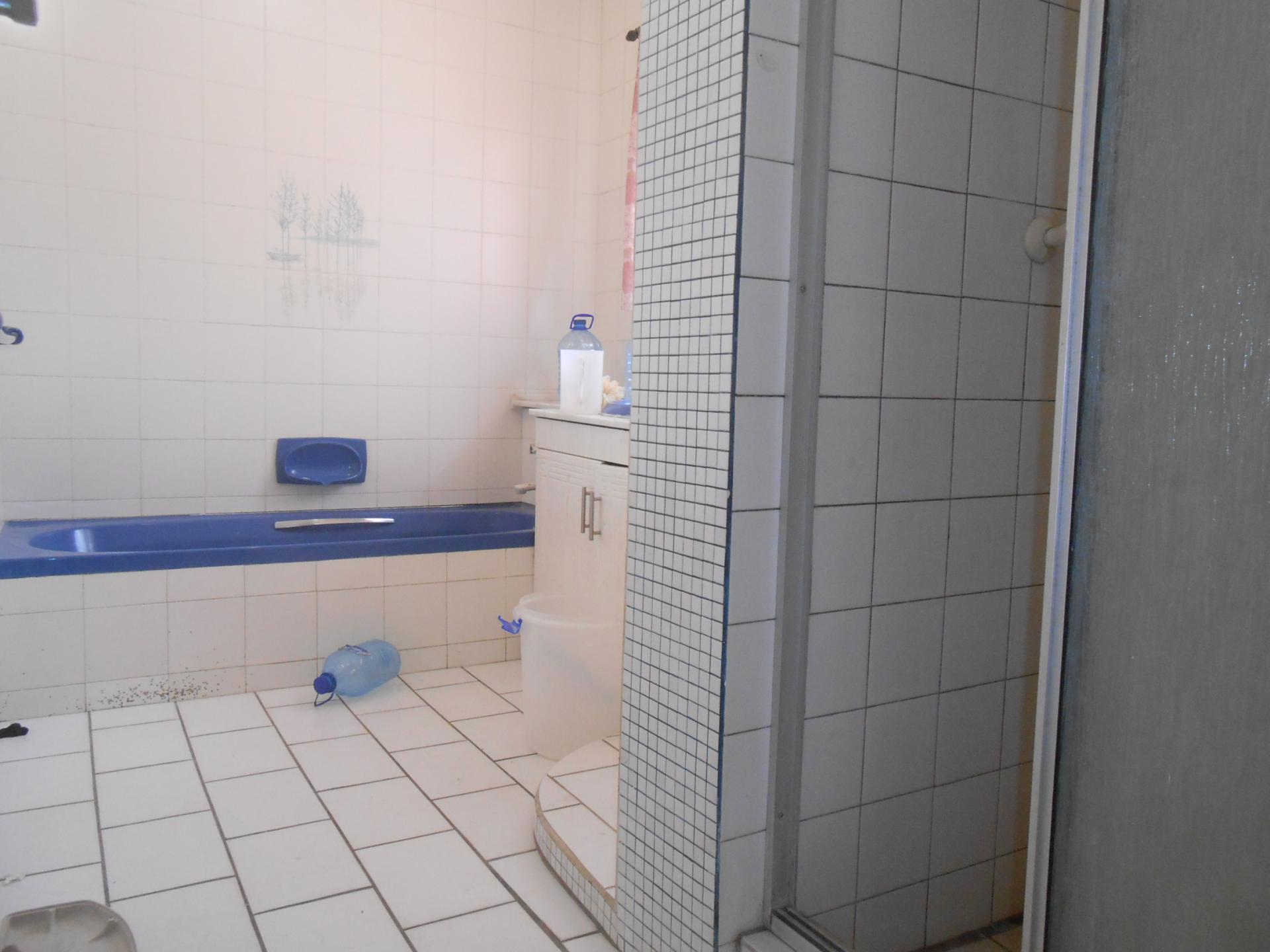 Main Bathroom - 9 square meters of property in Robertsham