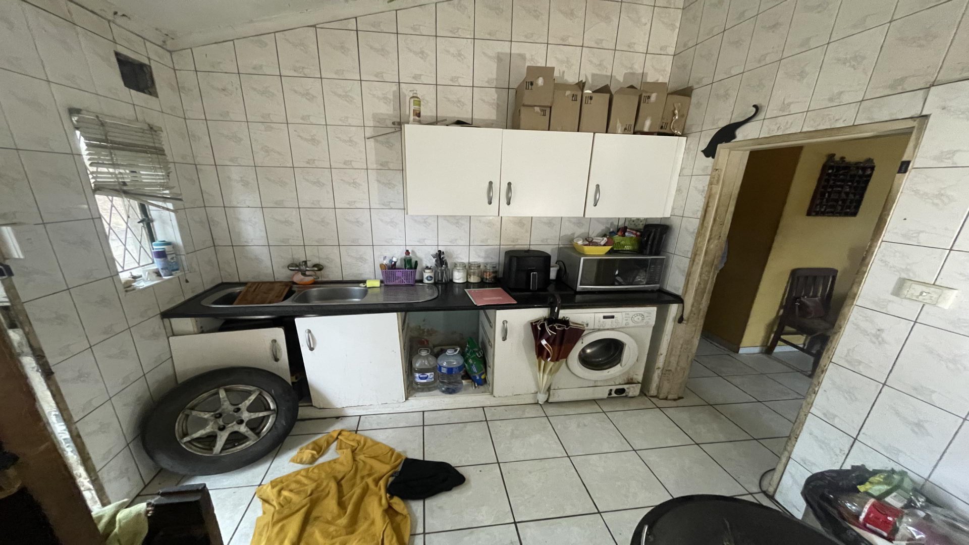 Kitchen of property in Hillary 