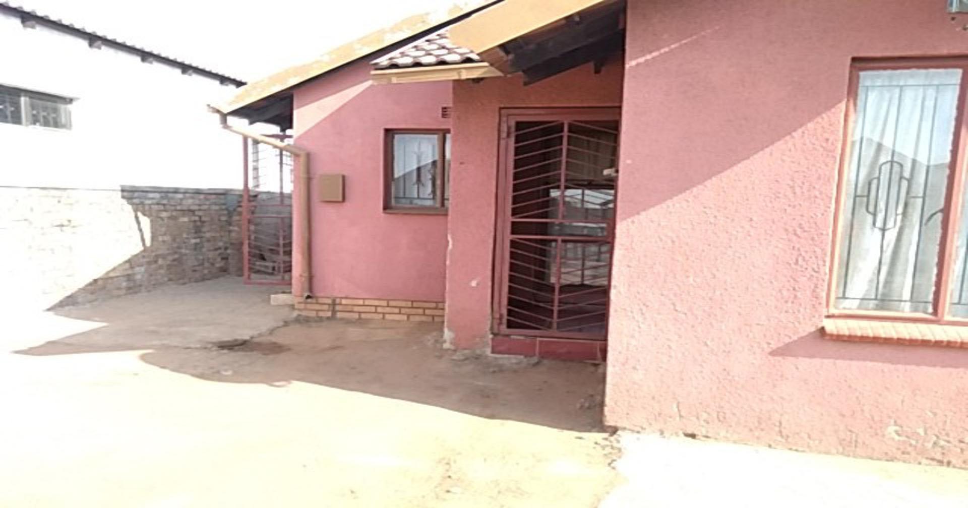 Front View of property in Emalahleni (Witbank) 