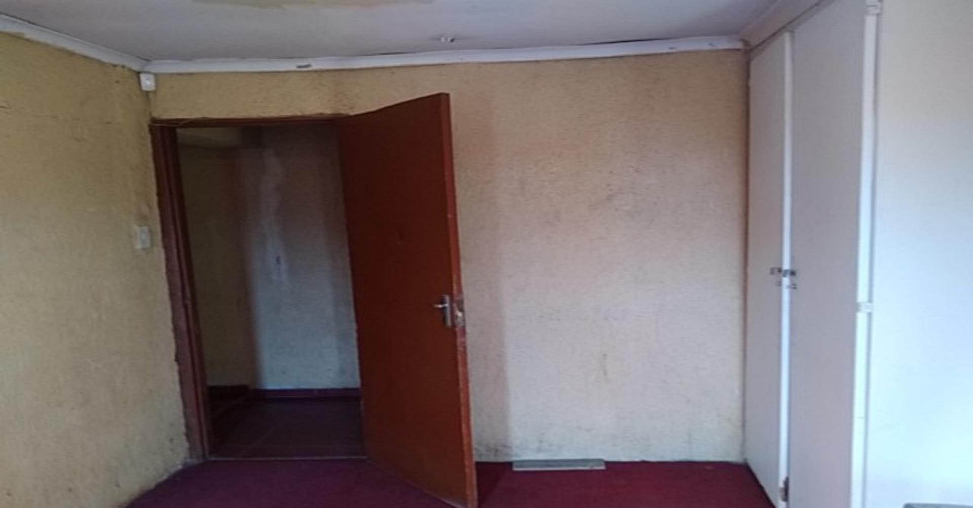 Main Bedroom of property in Emalahleni (Witbank) 