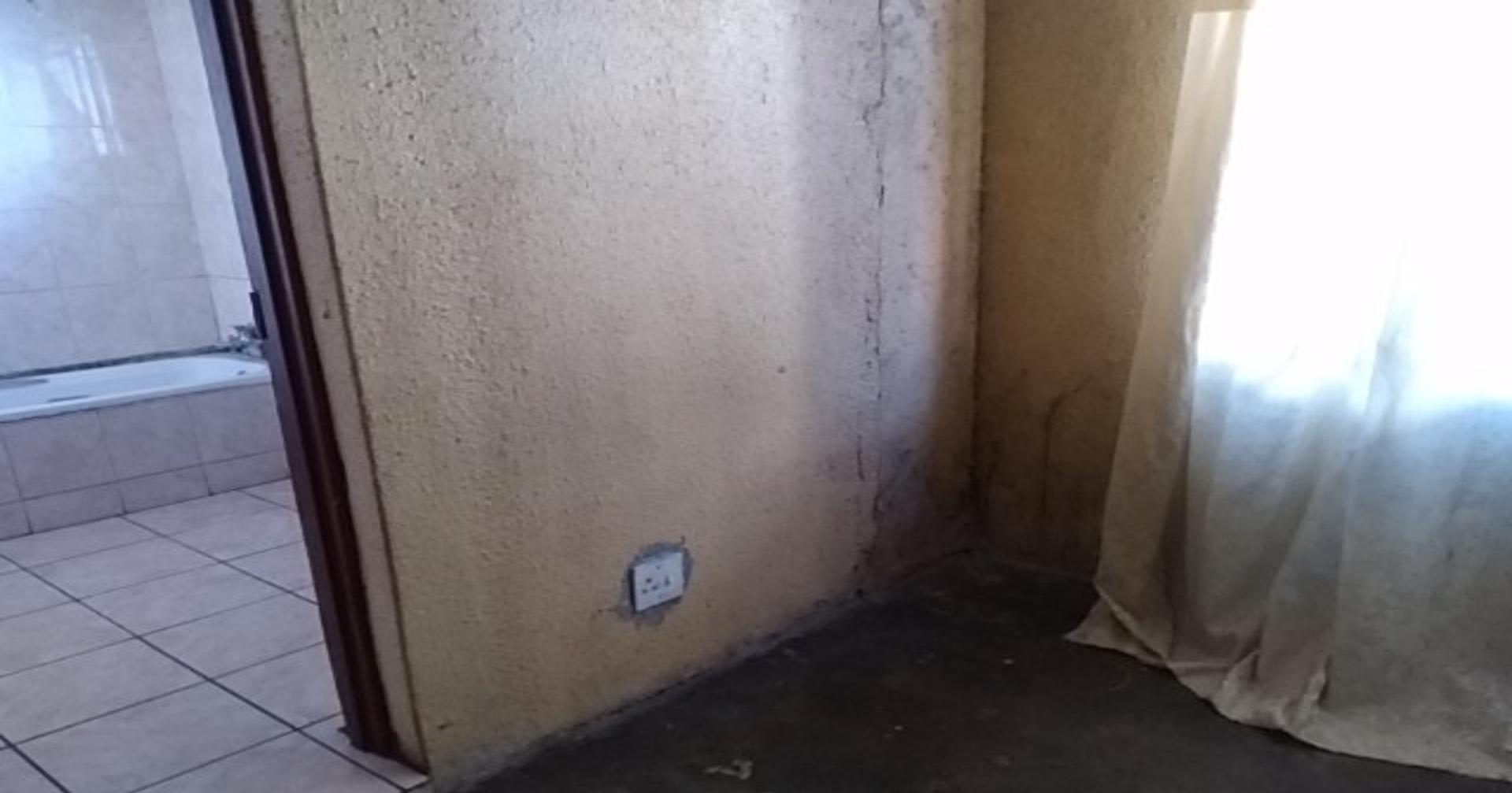 Main Bedroom of property in Emalahleni (Witbank) 