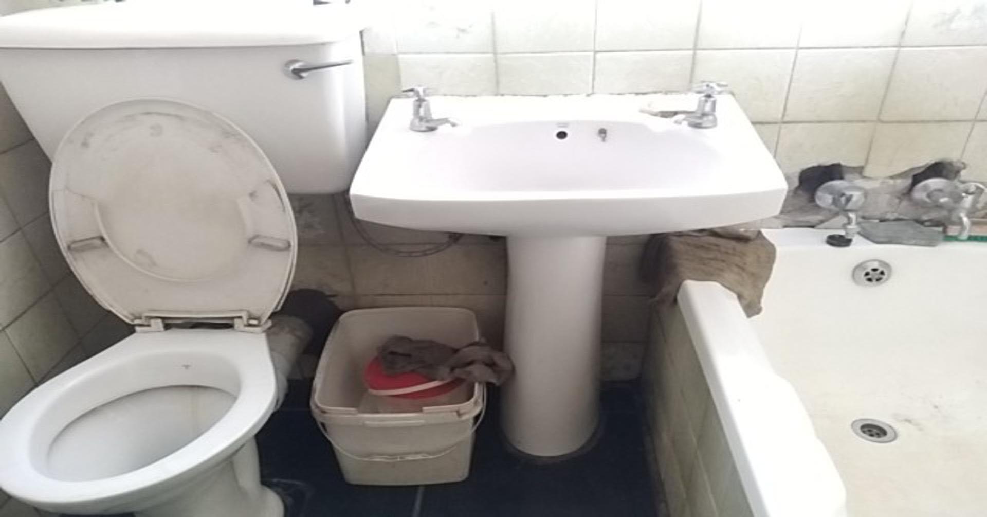 Bathroom 1 of property in Emalahleni (Witbank) 