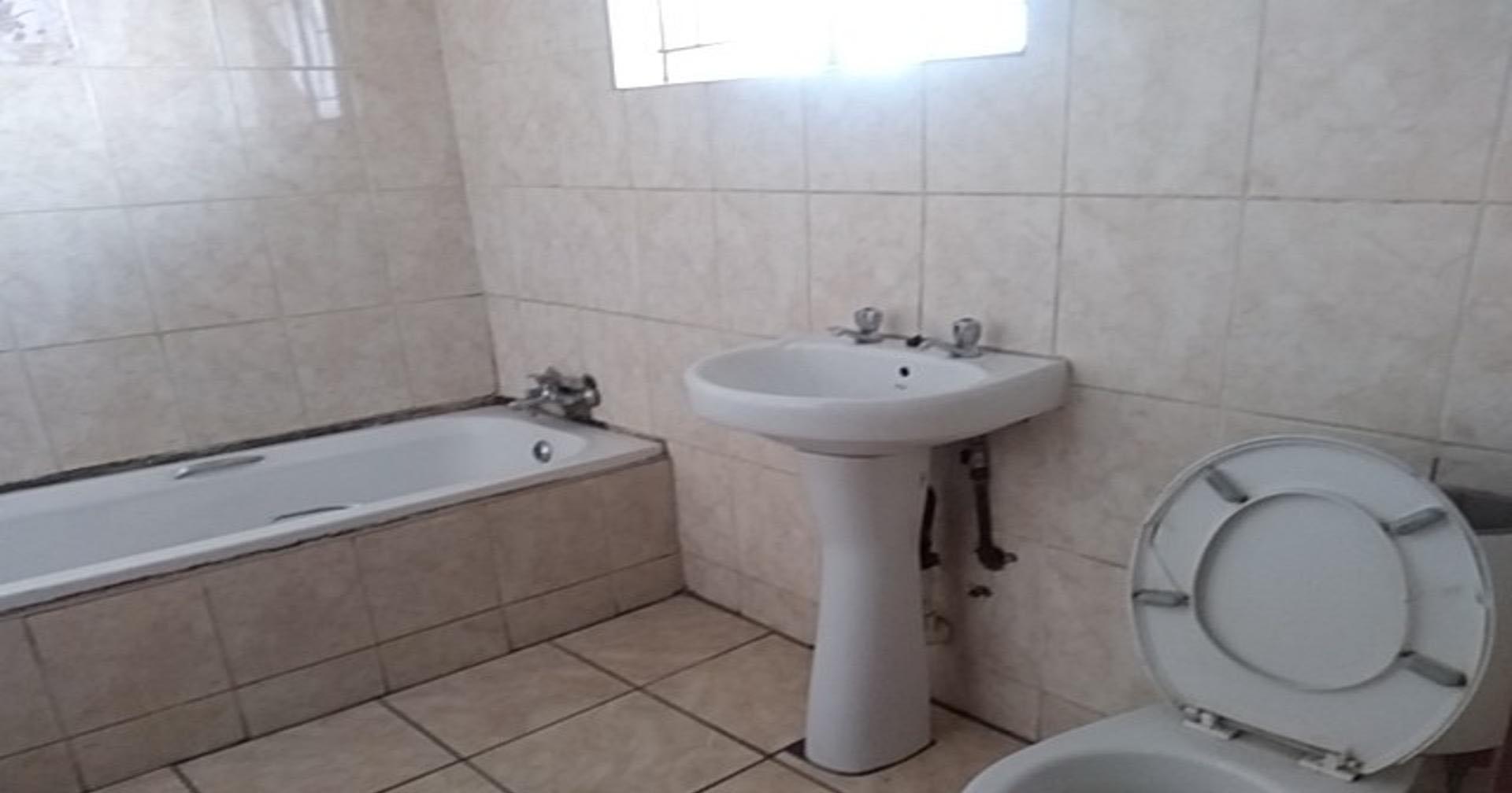 Main Bathroom of property in Emalahleni (Witbank) 