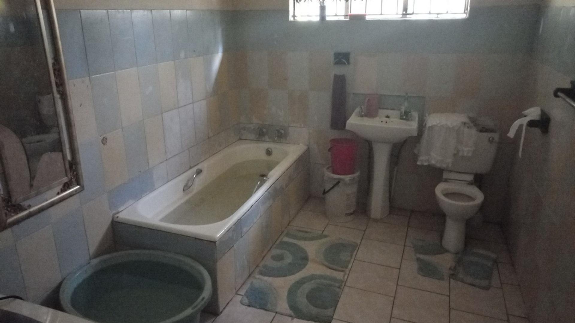 Bathroom 1 of property in Makhado (Louis Trichard)