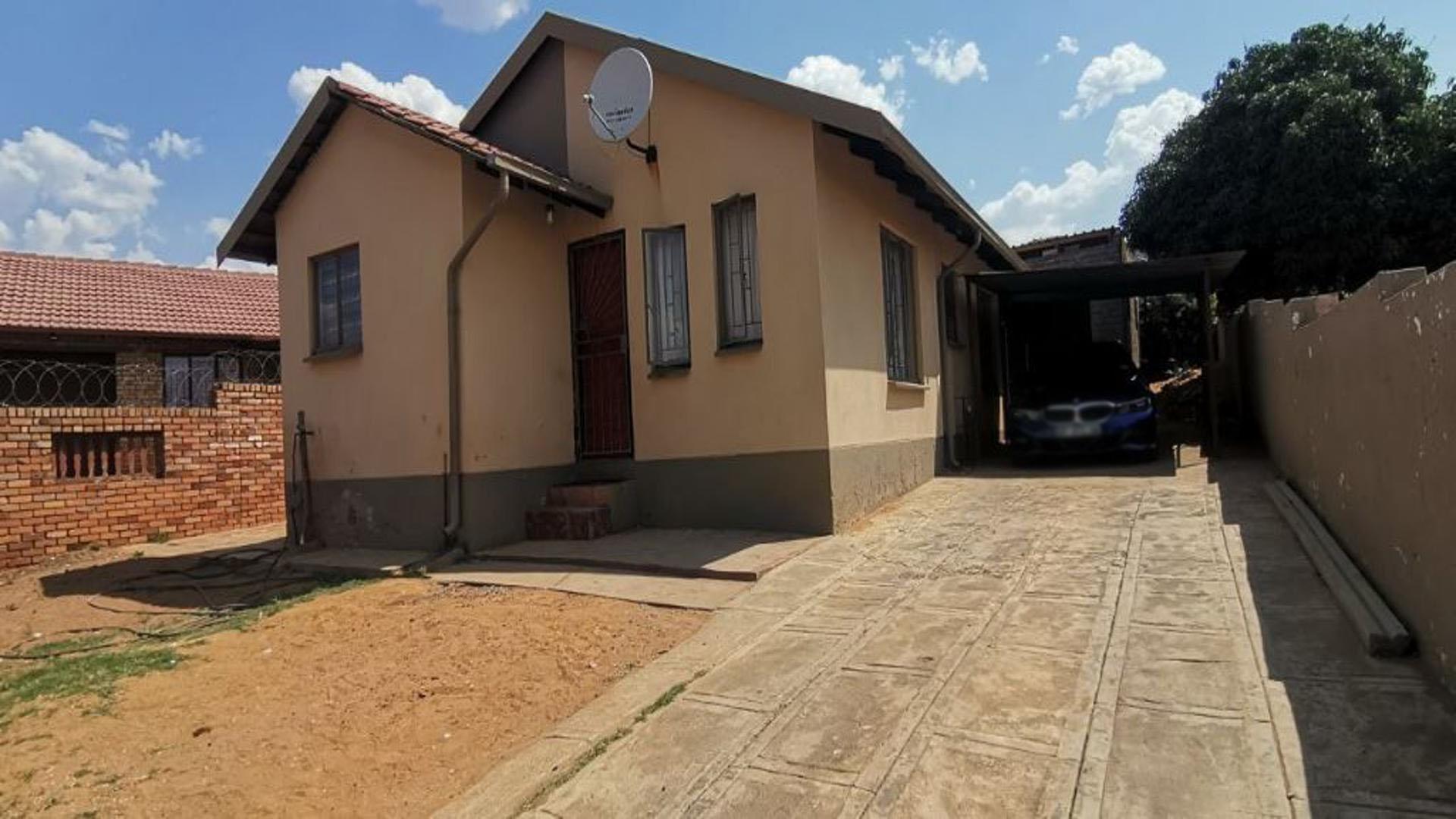 Front View of property in Tlhabane West
