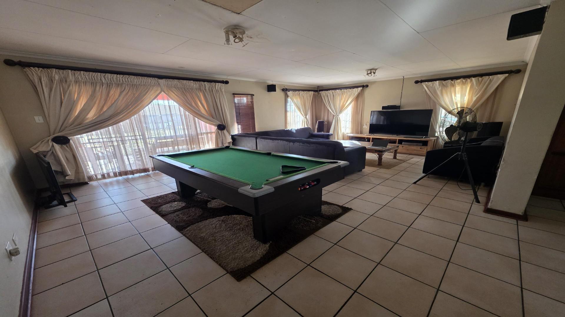 Dining Room of property in Mooinooi