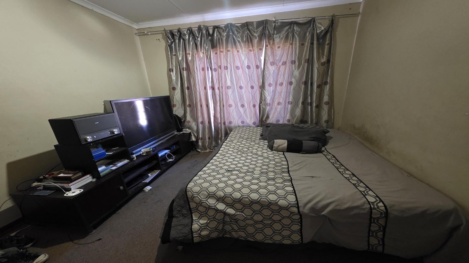 Bed Room 1 of property in Mooinooi