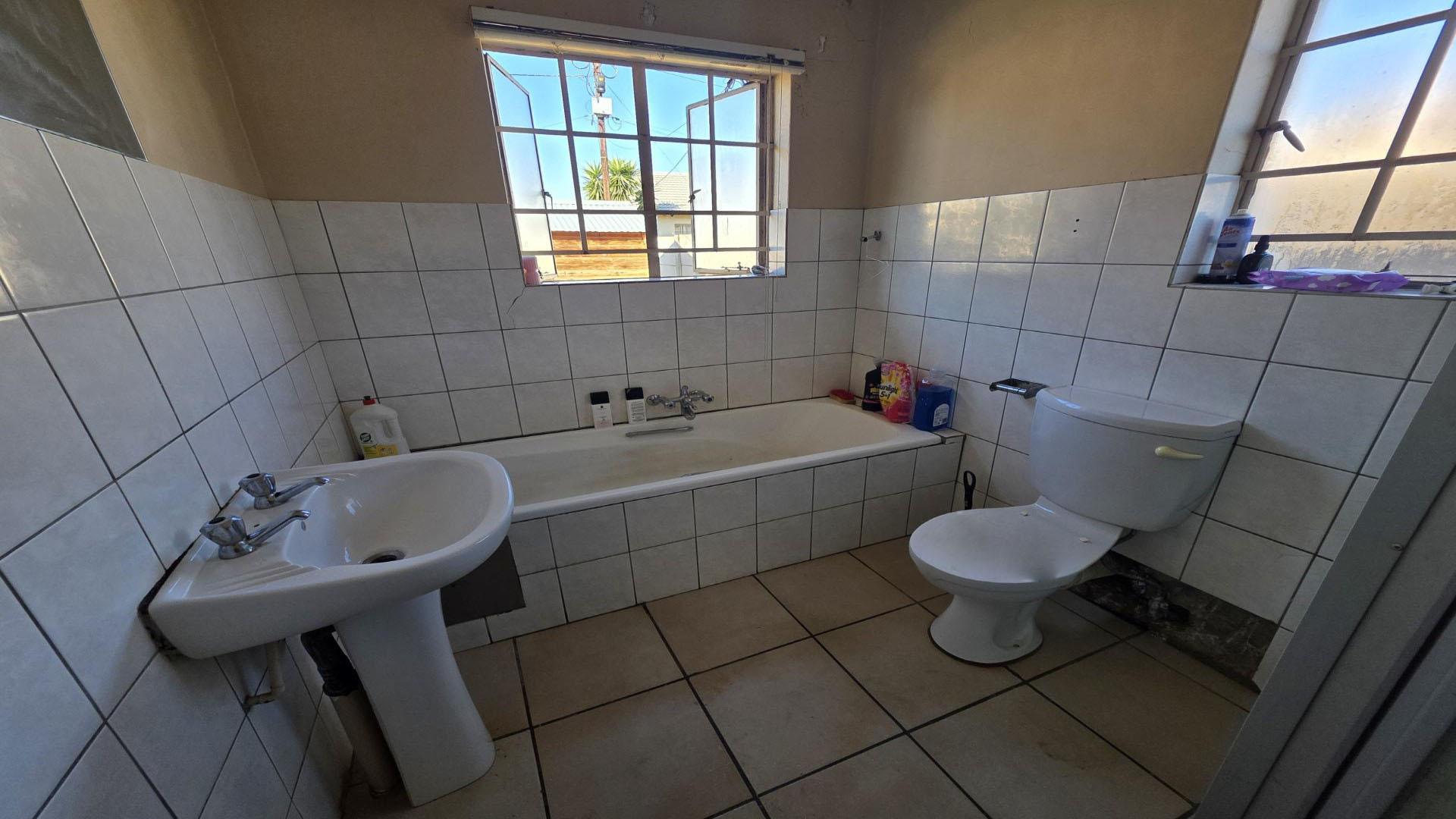 Bathroom 2 of property in Mooinooi