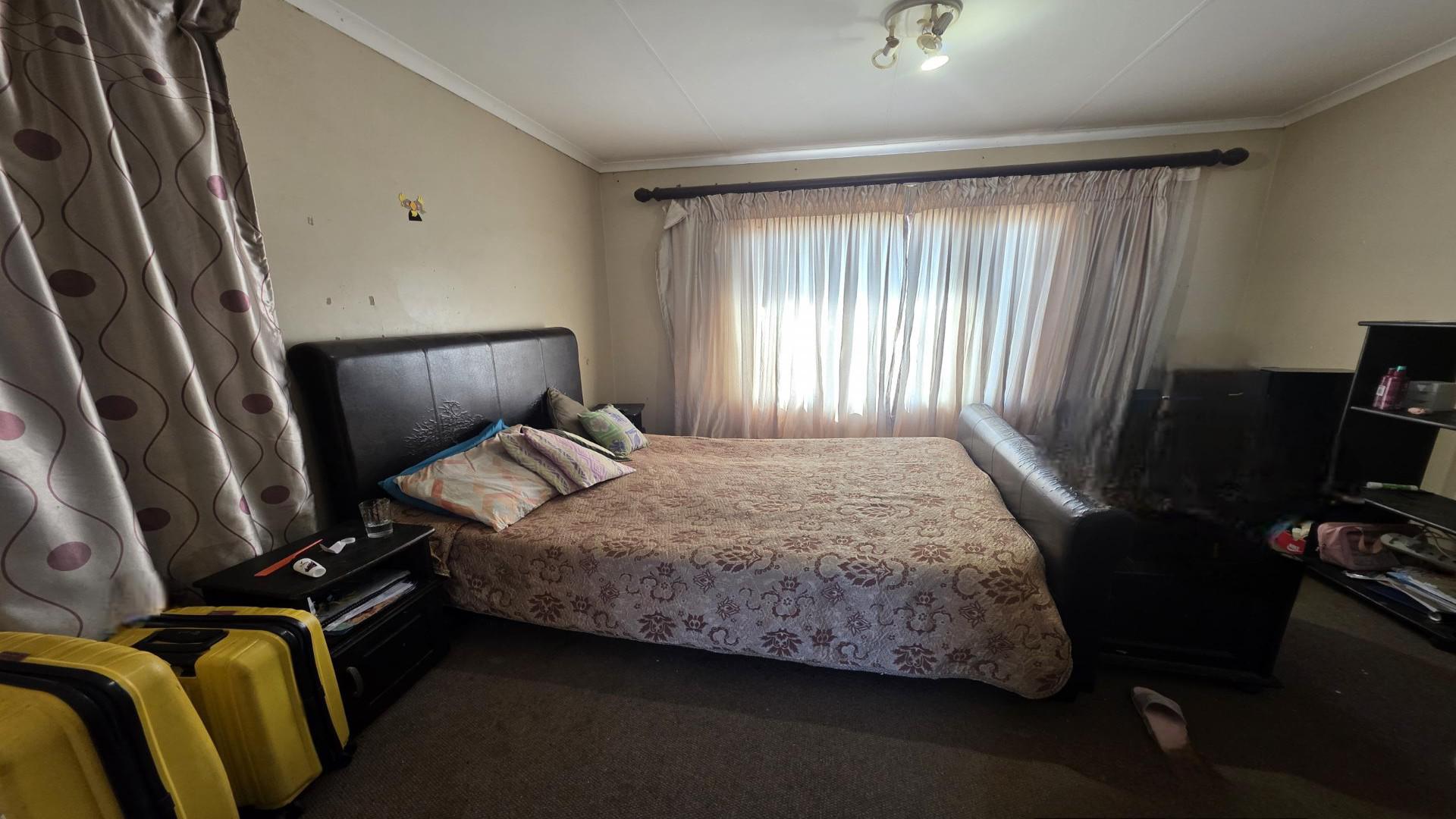 Bed Room 2 of property in Mooinooi