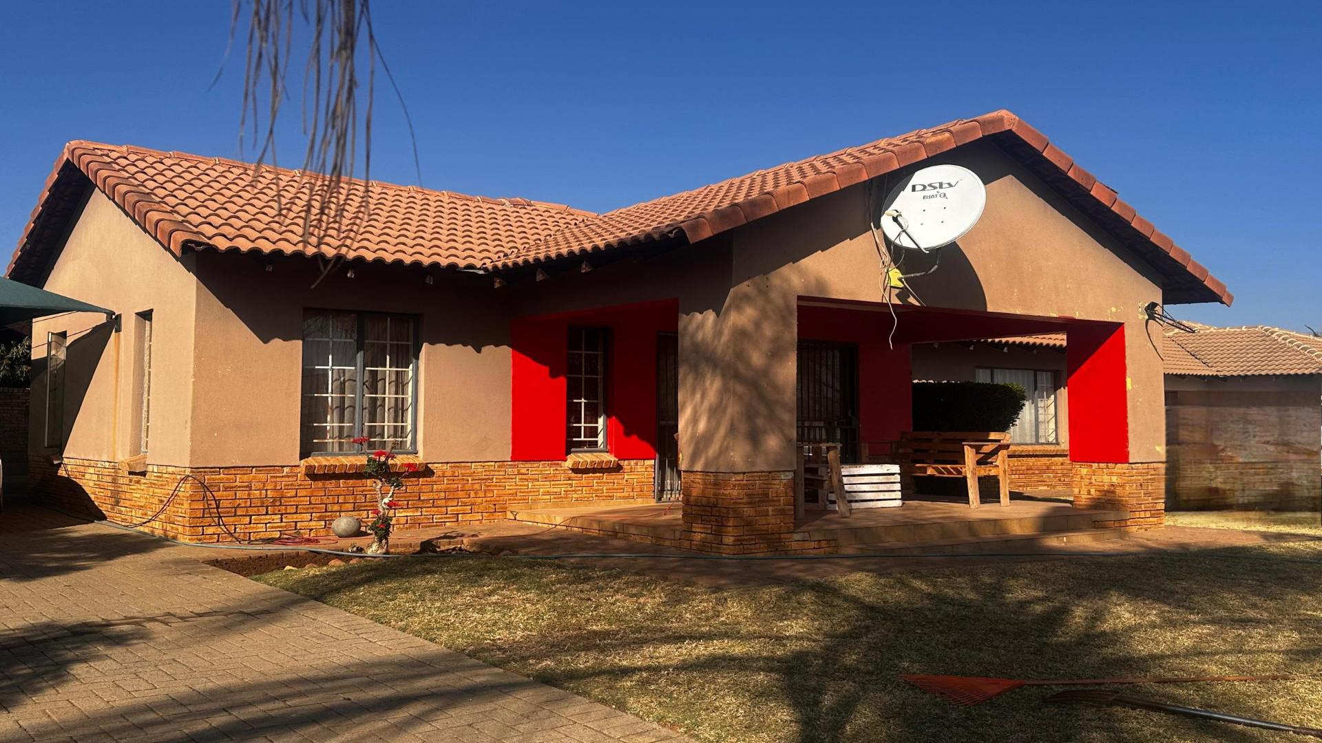 Front View of property in Mooinooi