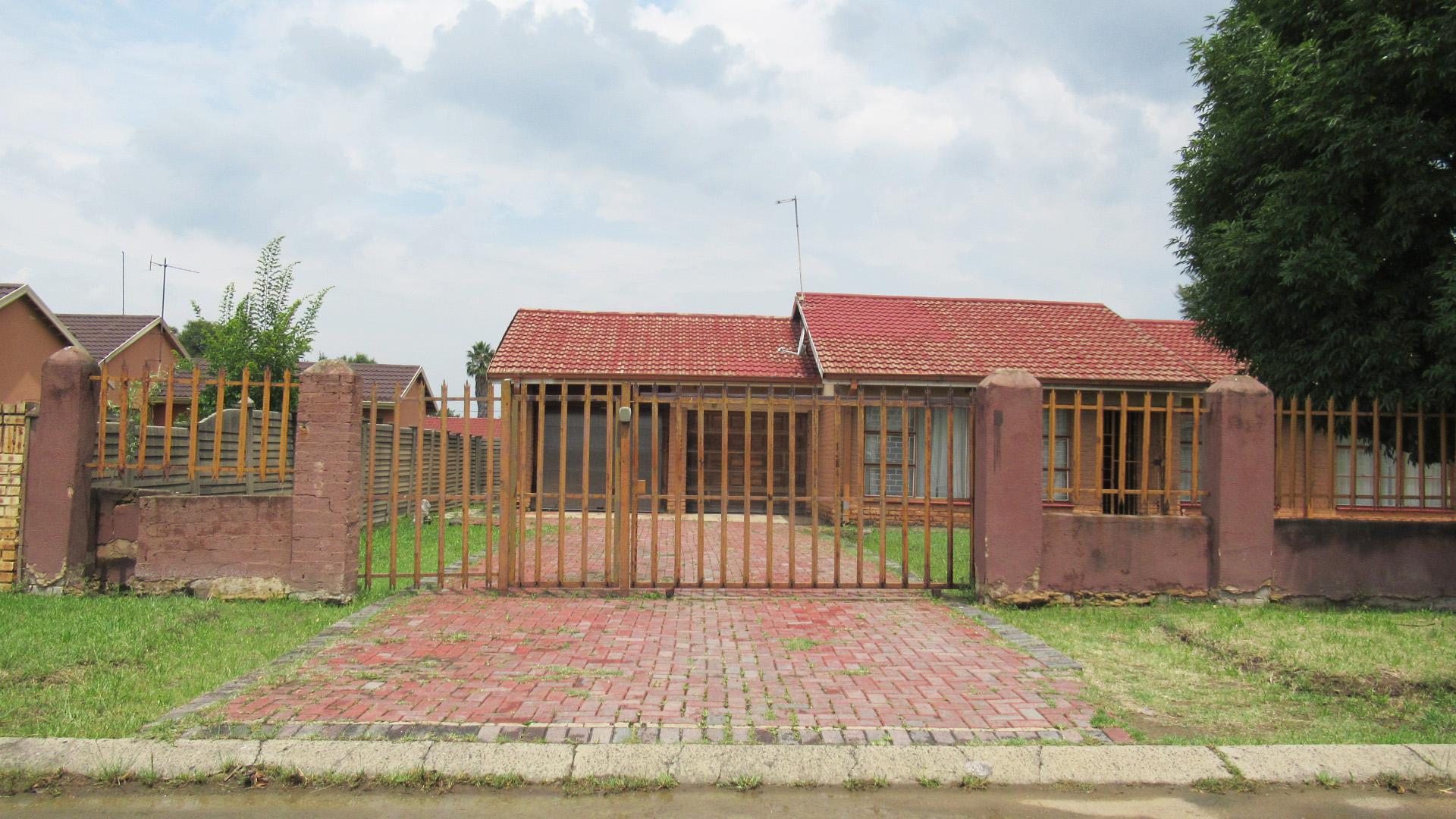 Front View of property in Bedworth Park