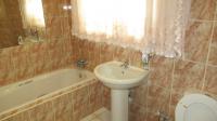 Main Bathroom - 5 square meters of property in Bedworth Park