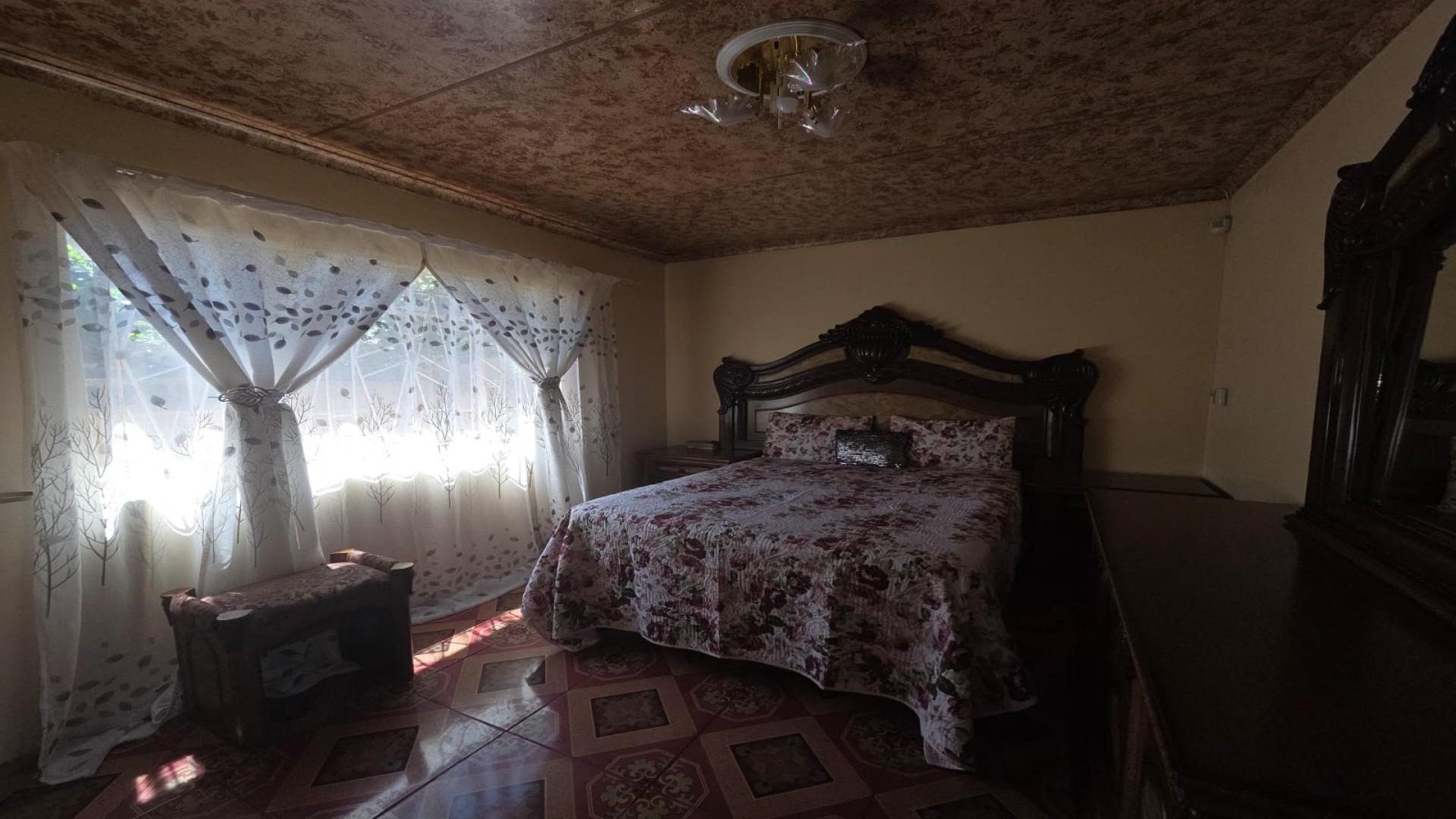 Bed Room 2 of property in Kroonstad
