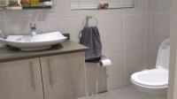 Bathroom 1 - 4 square meters of property in Kraaibosch Country Estate