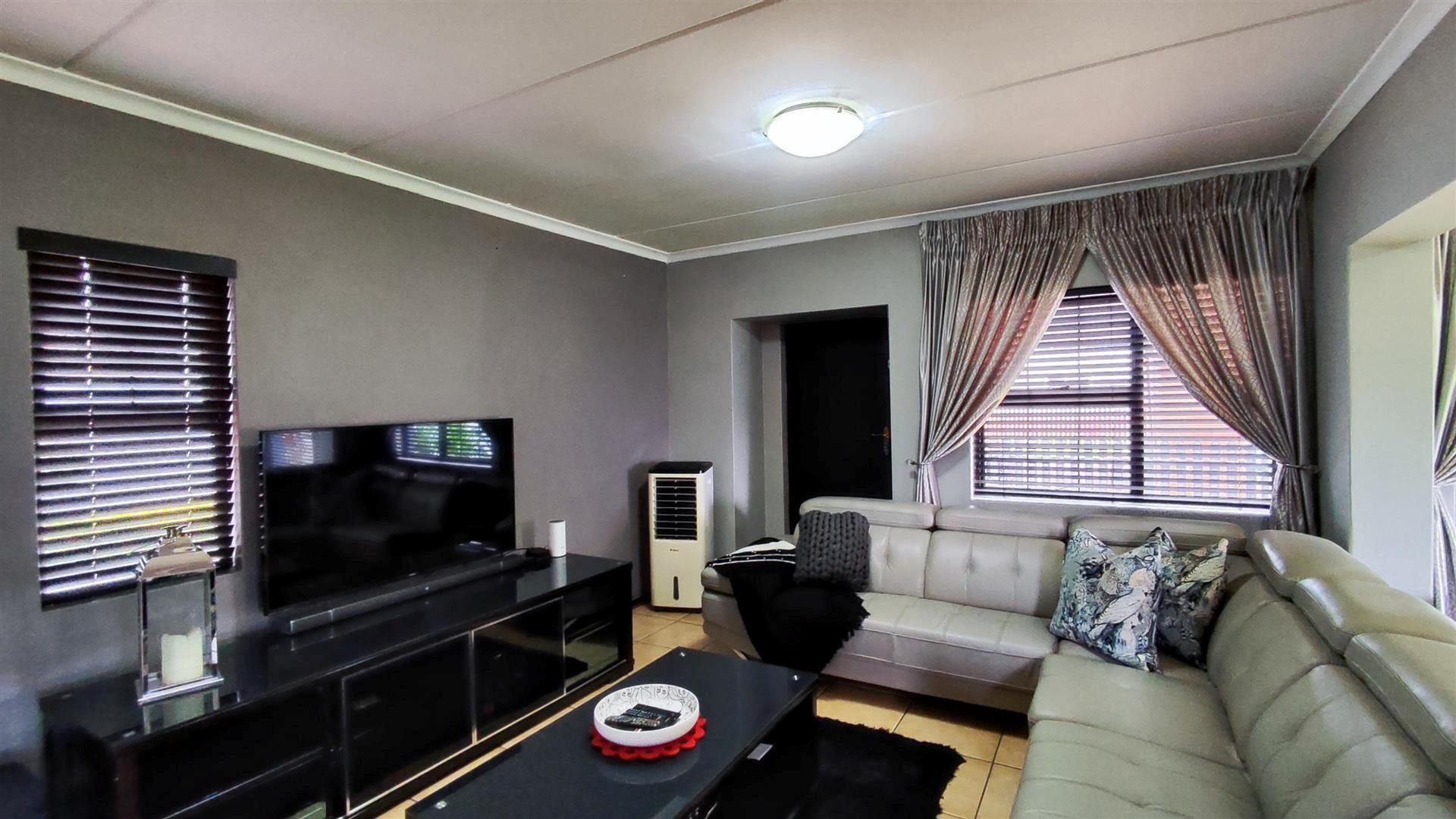 Lounges - 12 square meters of property in Albertsdal