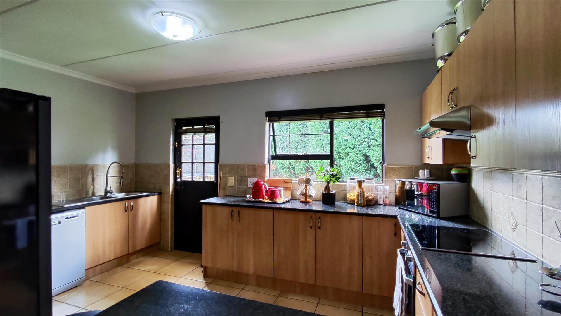 Kitchen - 14 square meters of property in Albertsdal