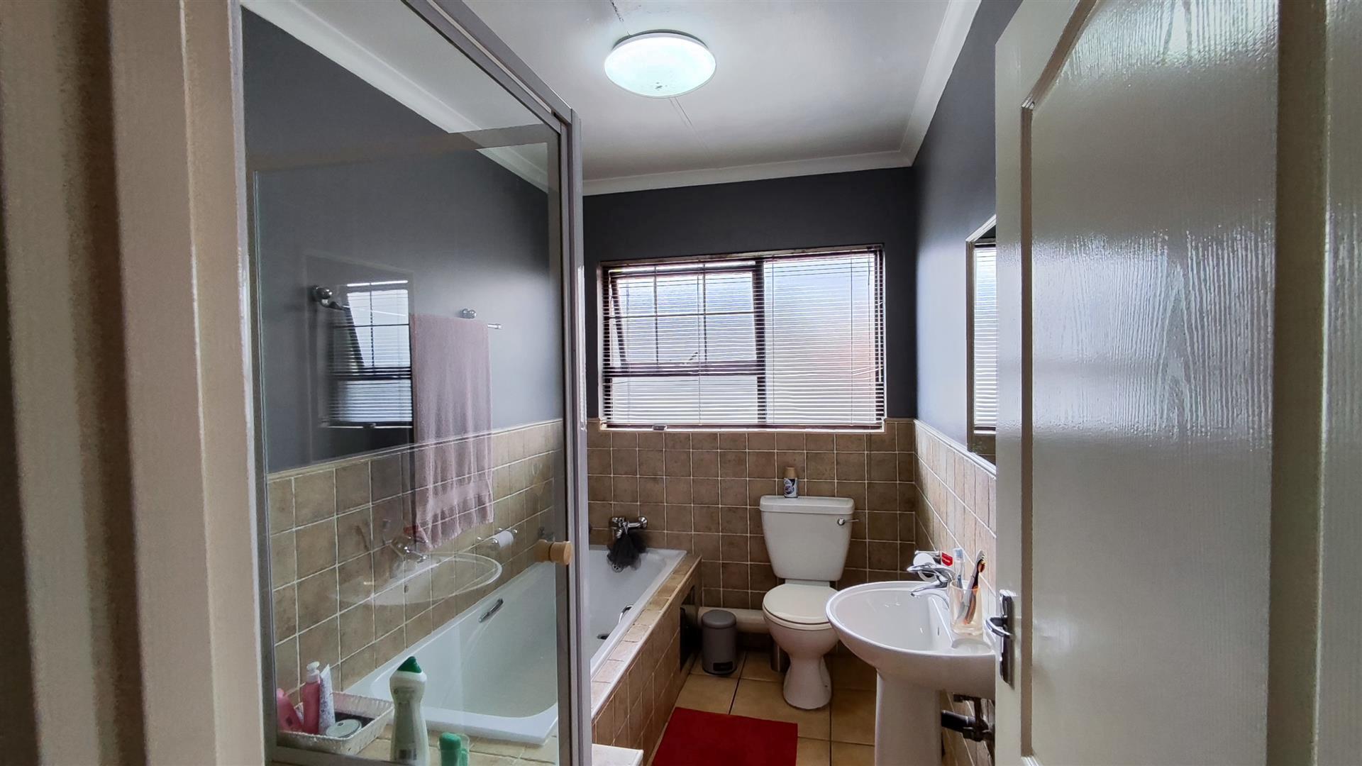 Bathroom 3+ of property in Albertsdal