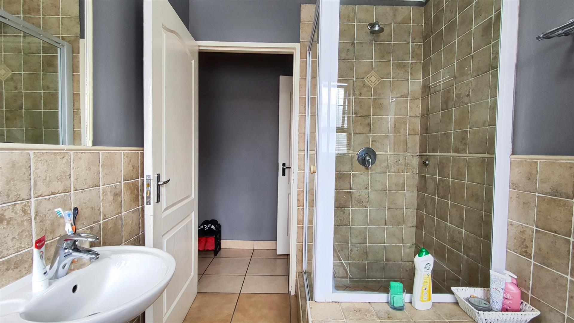 Bathroom 3+ of property in Albertsdal