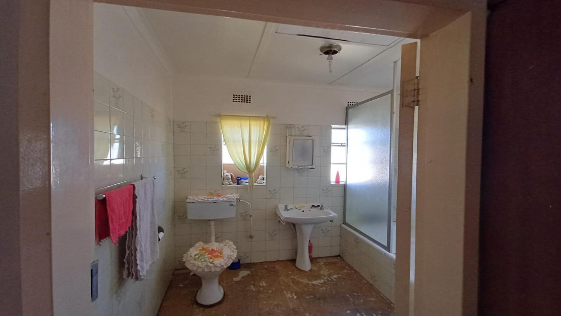 Bathroom 1 - 4 square meters of property in Grootvlei