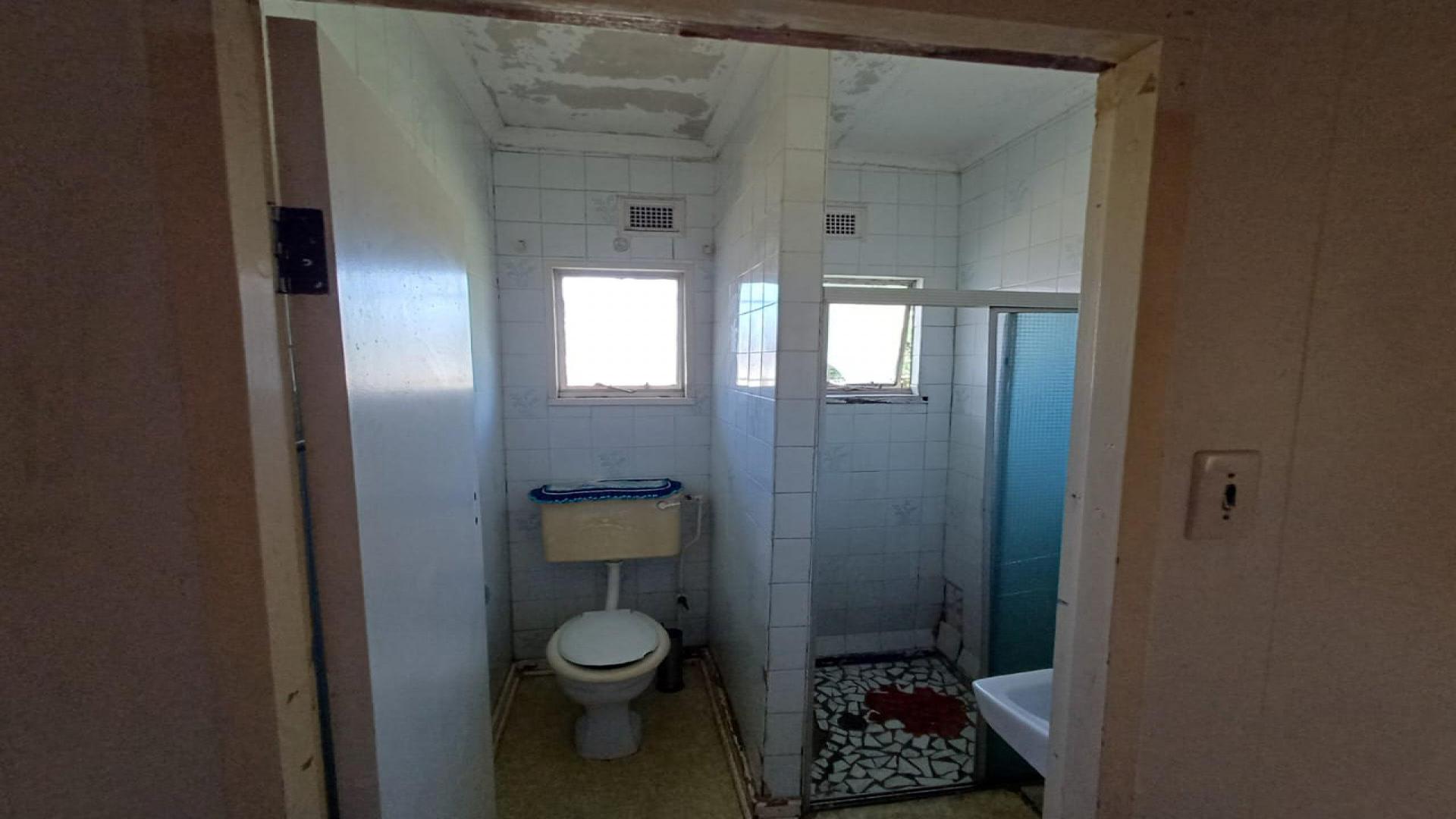 Bathroom 2 - 4 square meters of property in Grootvlei