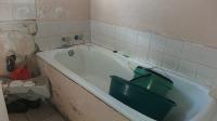 Bathroom 1 - 4 square meters of property in Vredebos