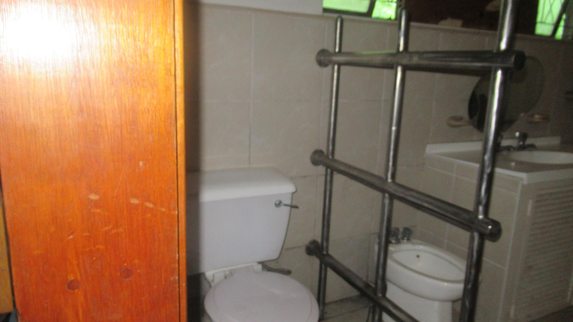 Bathroom 1 - 8 square meters of property in Padfield Park